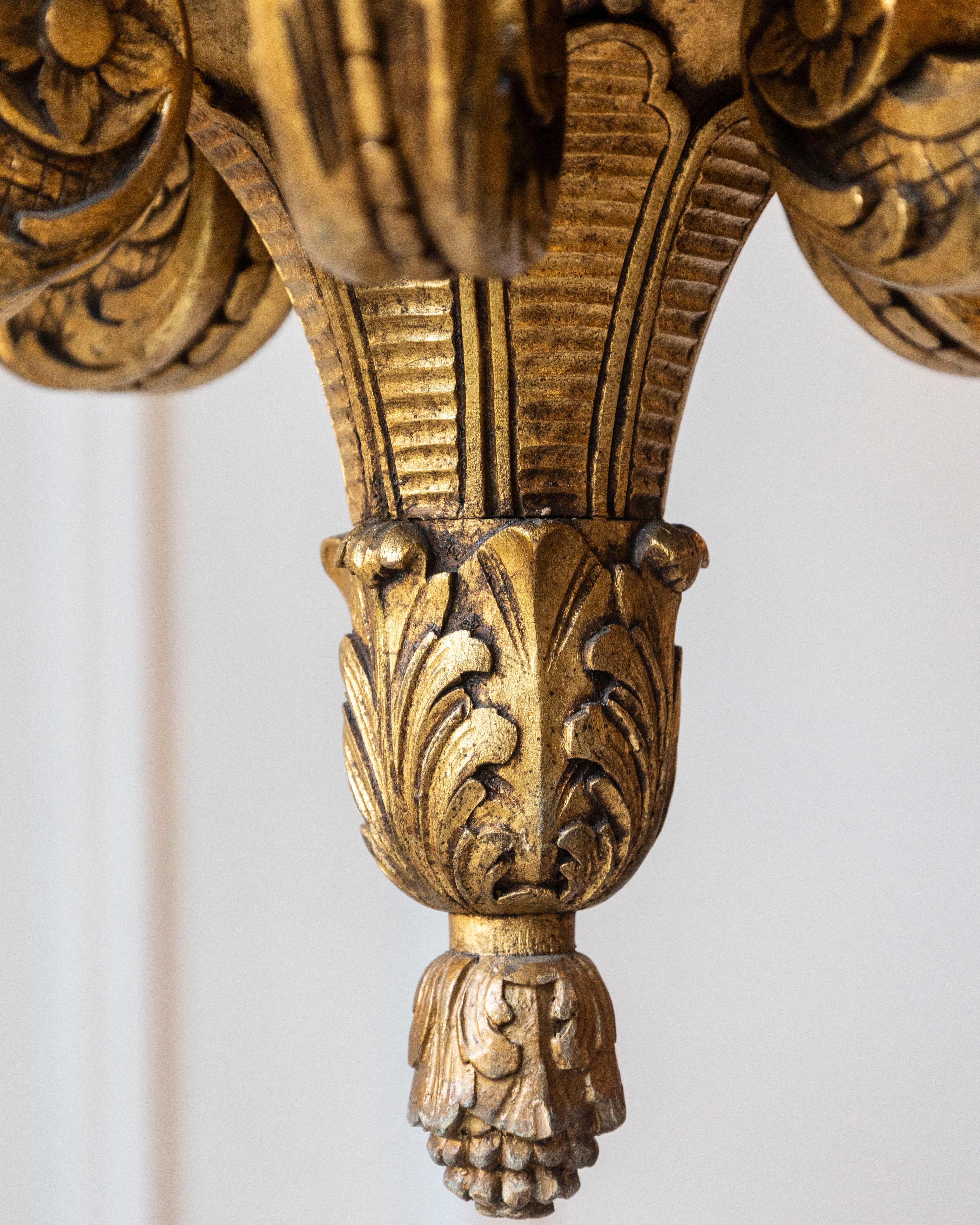 Lampadario in legno dorato francese del XX secolo in vendita 5