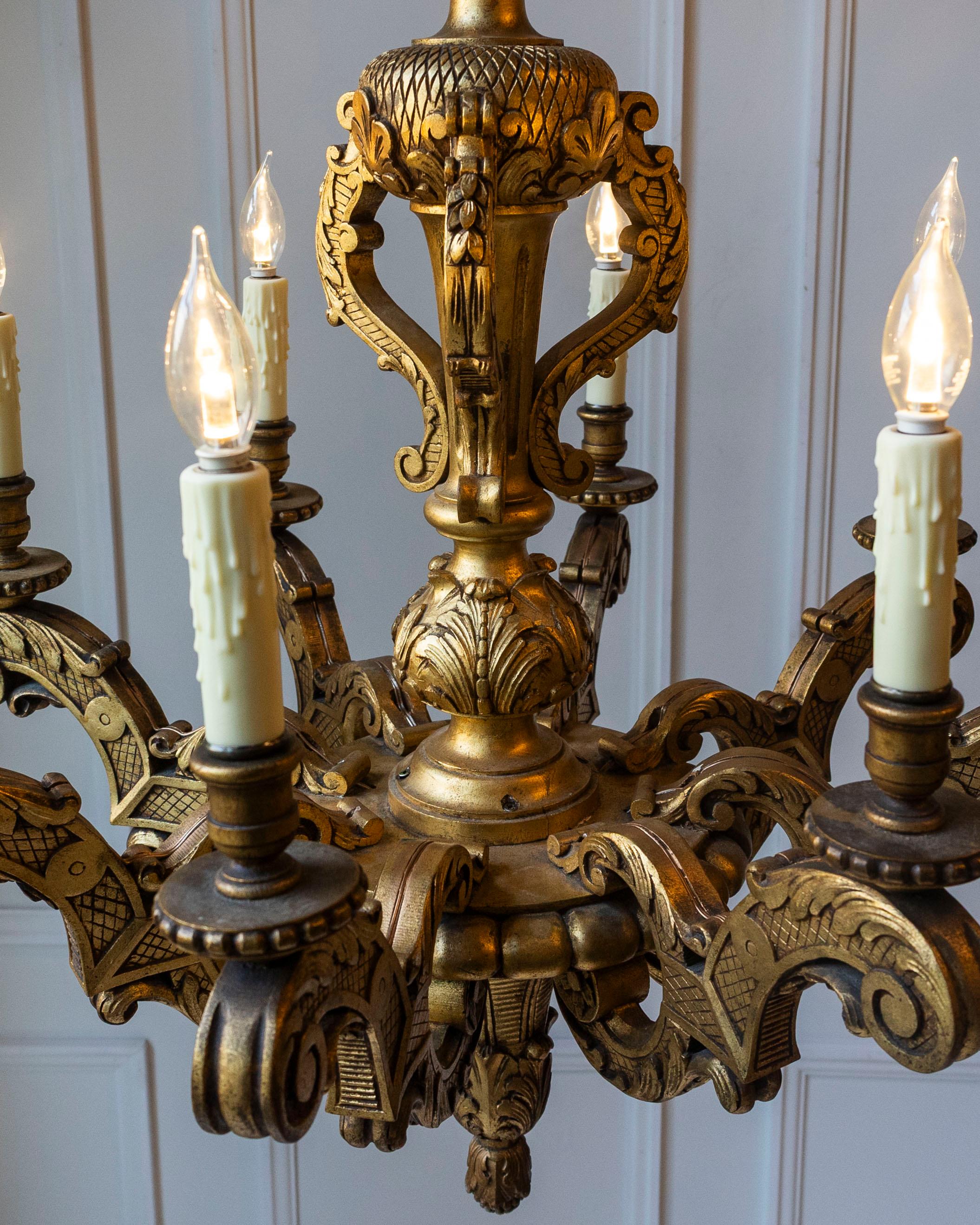 Lampadario in legno dorato francese del XX secolo in vendita 6