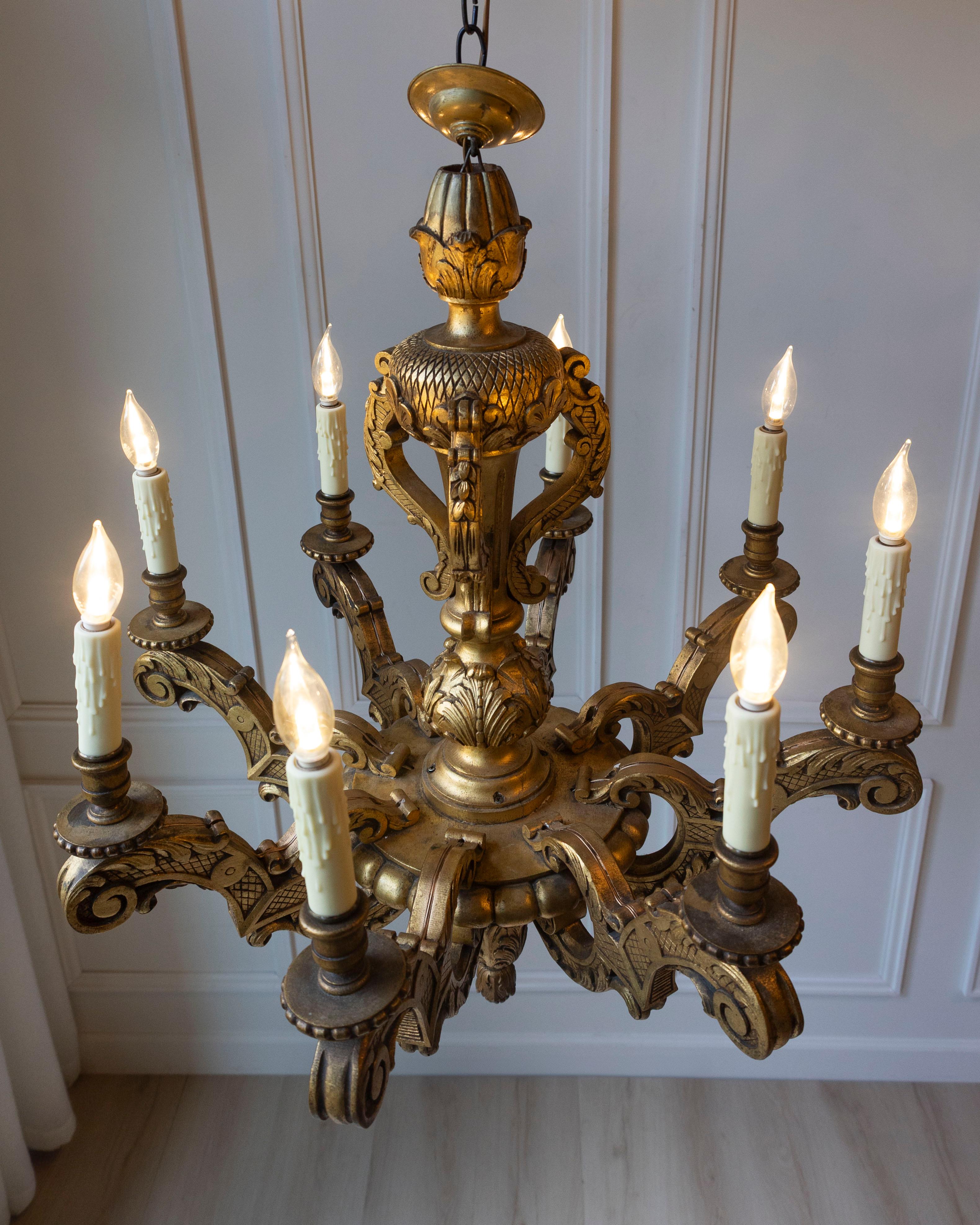Lampadario in legno dorato francese del XX secolo in vendita 7