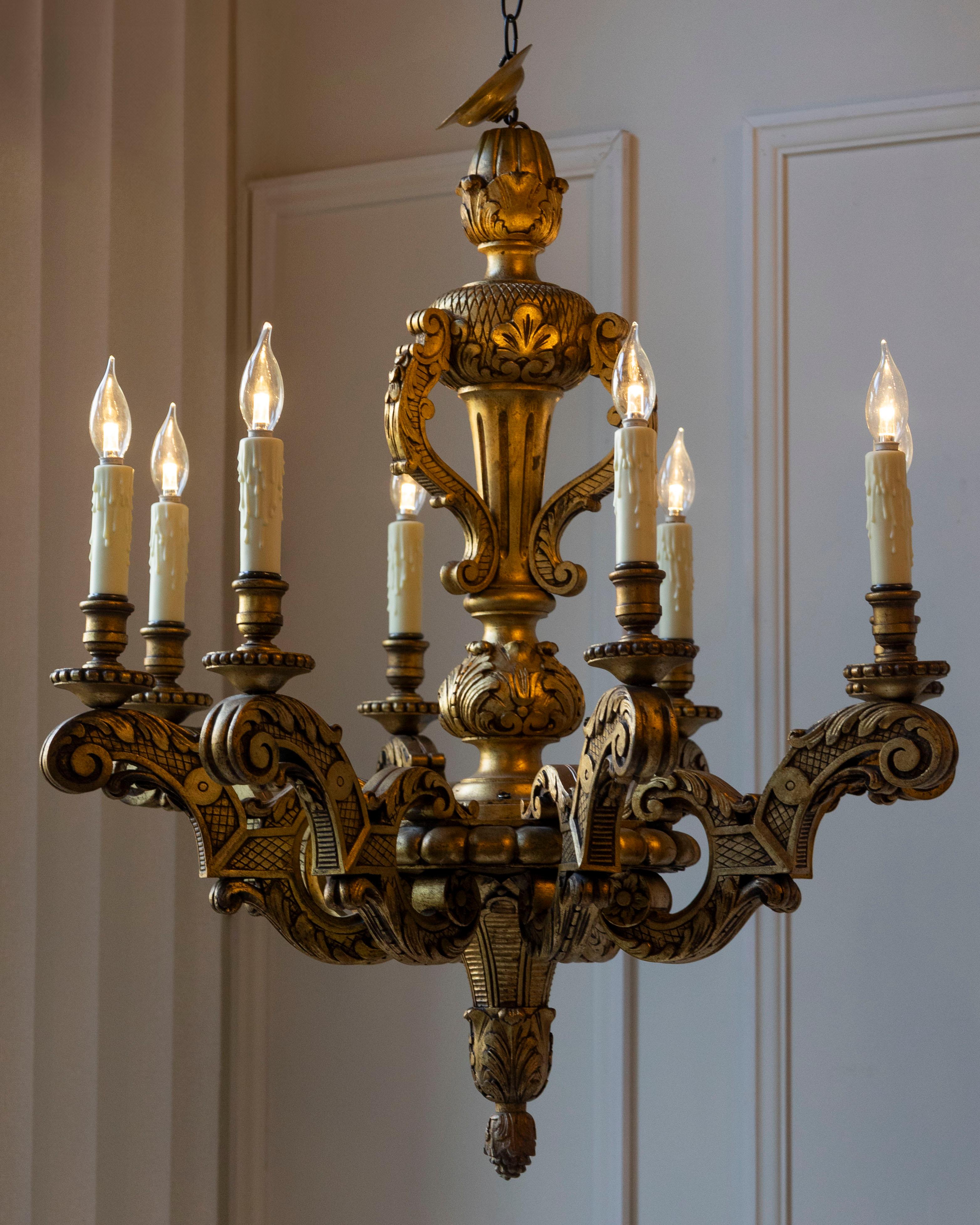 Francese Lampadario in legno dorato francese del XX secolo in vendita