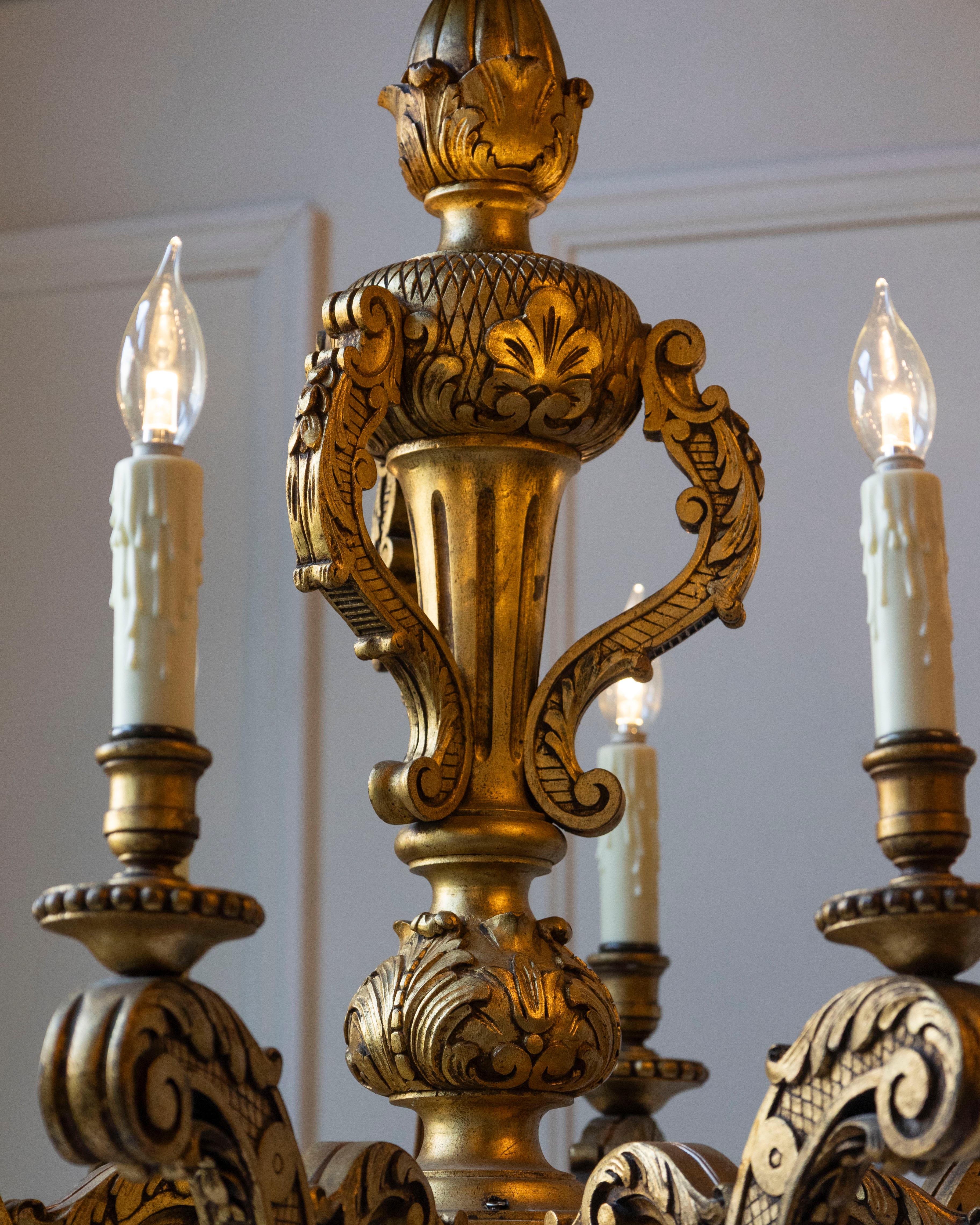 Dorato Lampadario in legno dorato francese del XX secolo in vendita