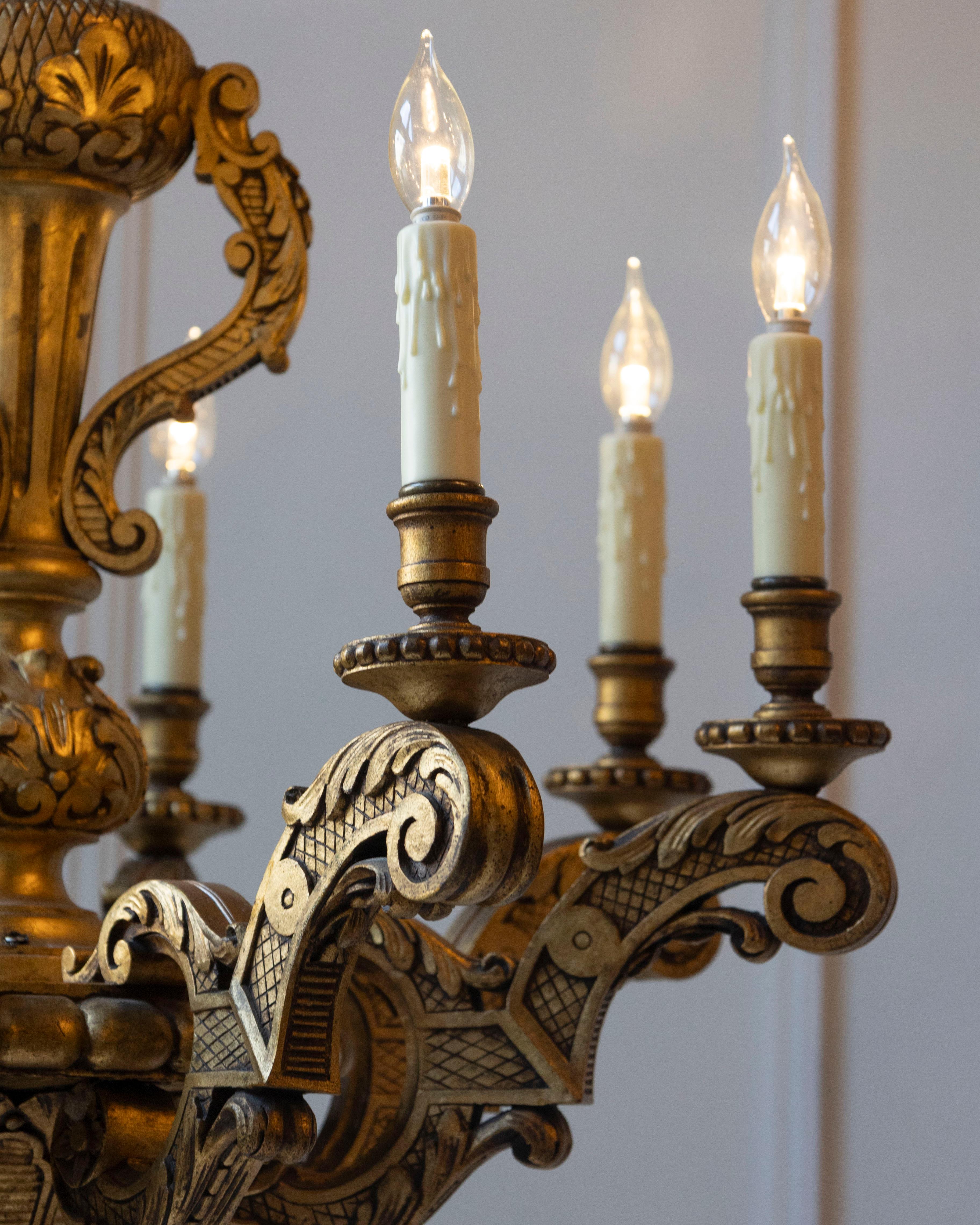 Lampadario in legno dorato francese del XX secolo In condizioni buone in vendita a Atlanta, GA