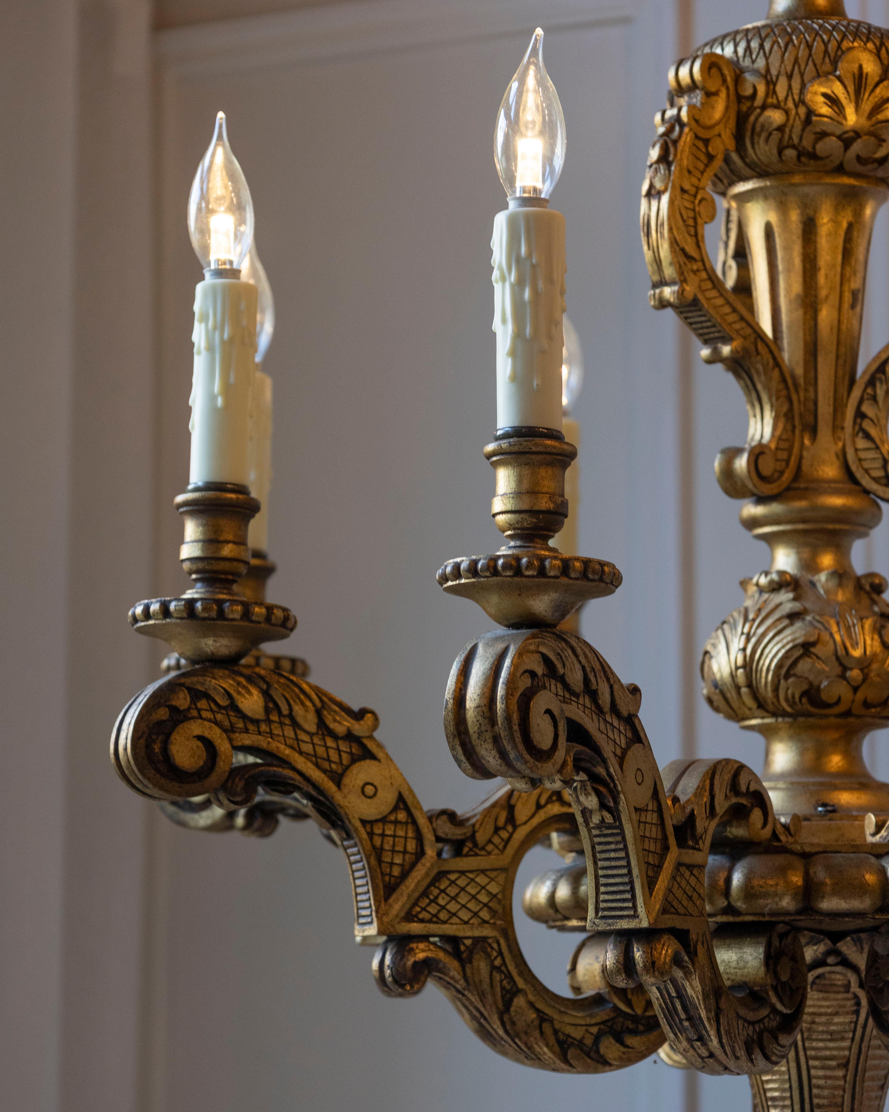 Legno Lampadario in legno dorato francese del XX secolo in vendita