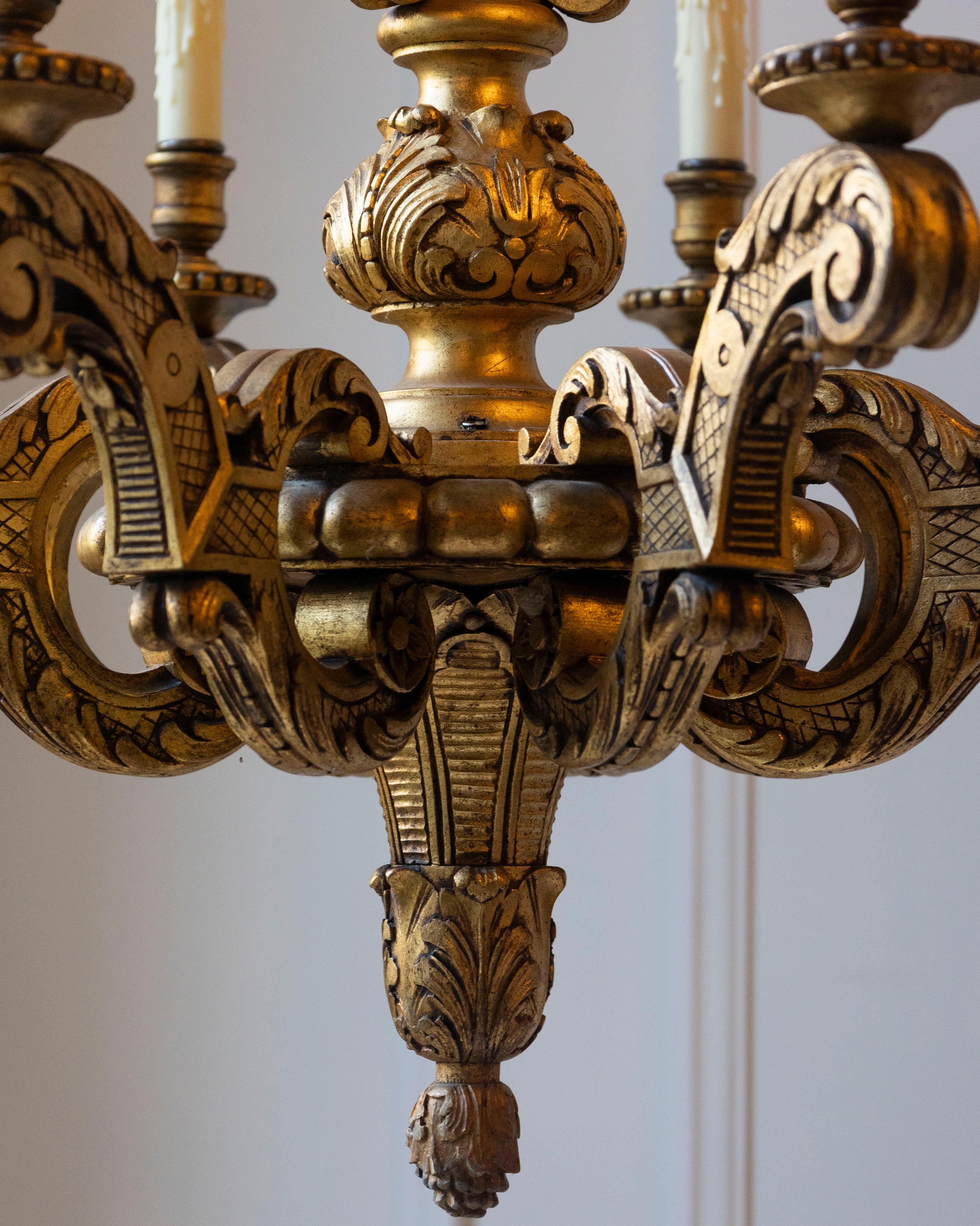 Lampadario in legno dorato francese del XX secolo in vendita 2