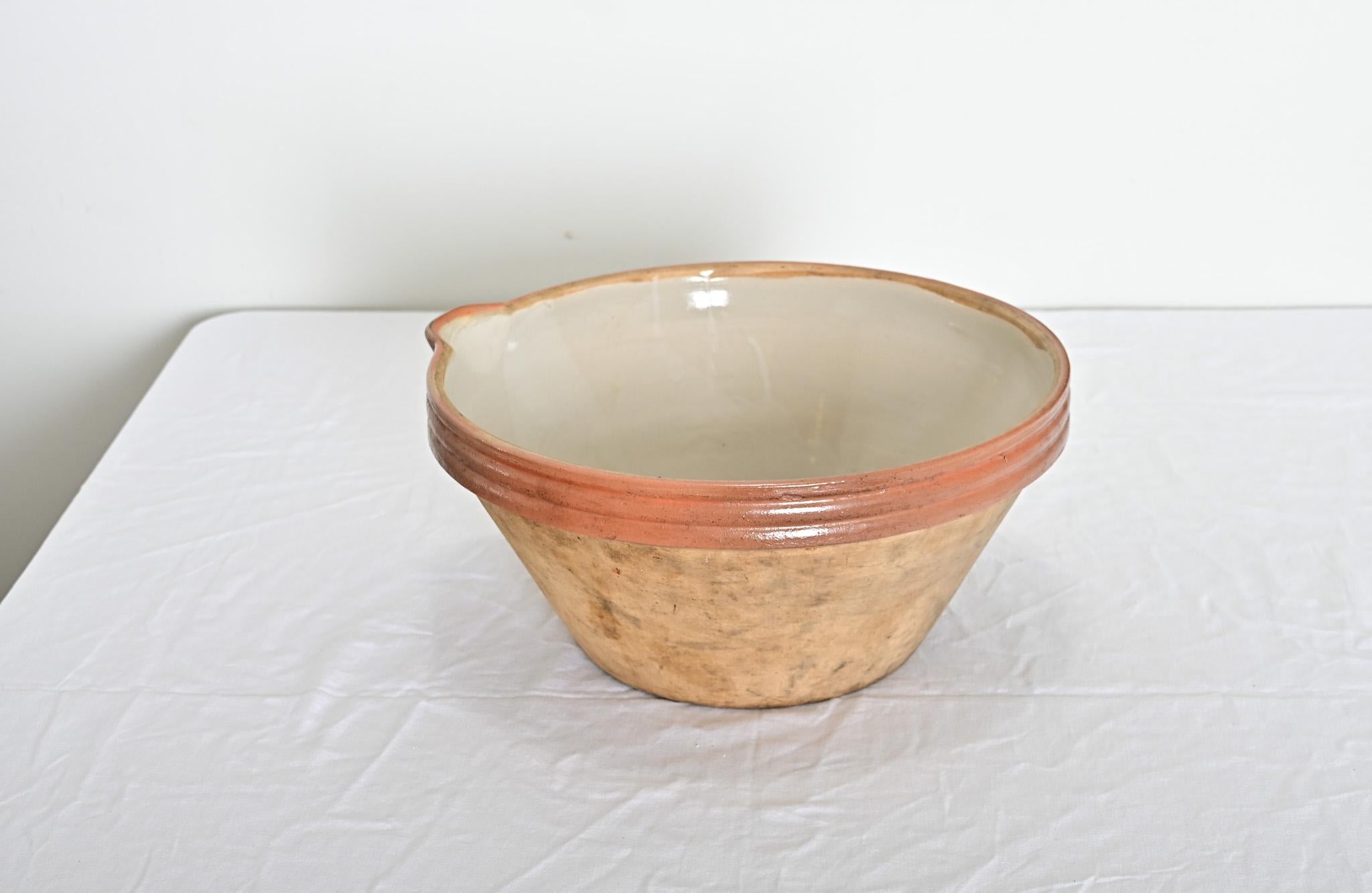 Französische glasierte Cremeschale aus dem 20. (Französische Provence) im Angebot