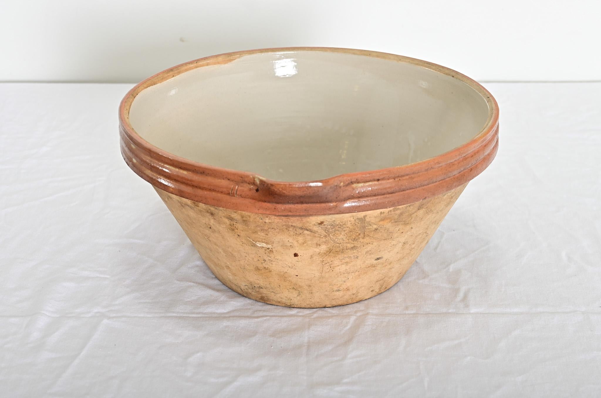 Französische glasierte Cremeschale aus dem 20. (Terrakotta) im Angebot