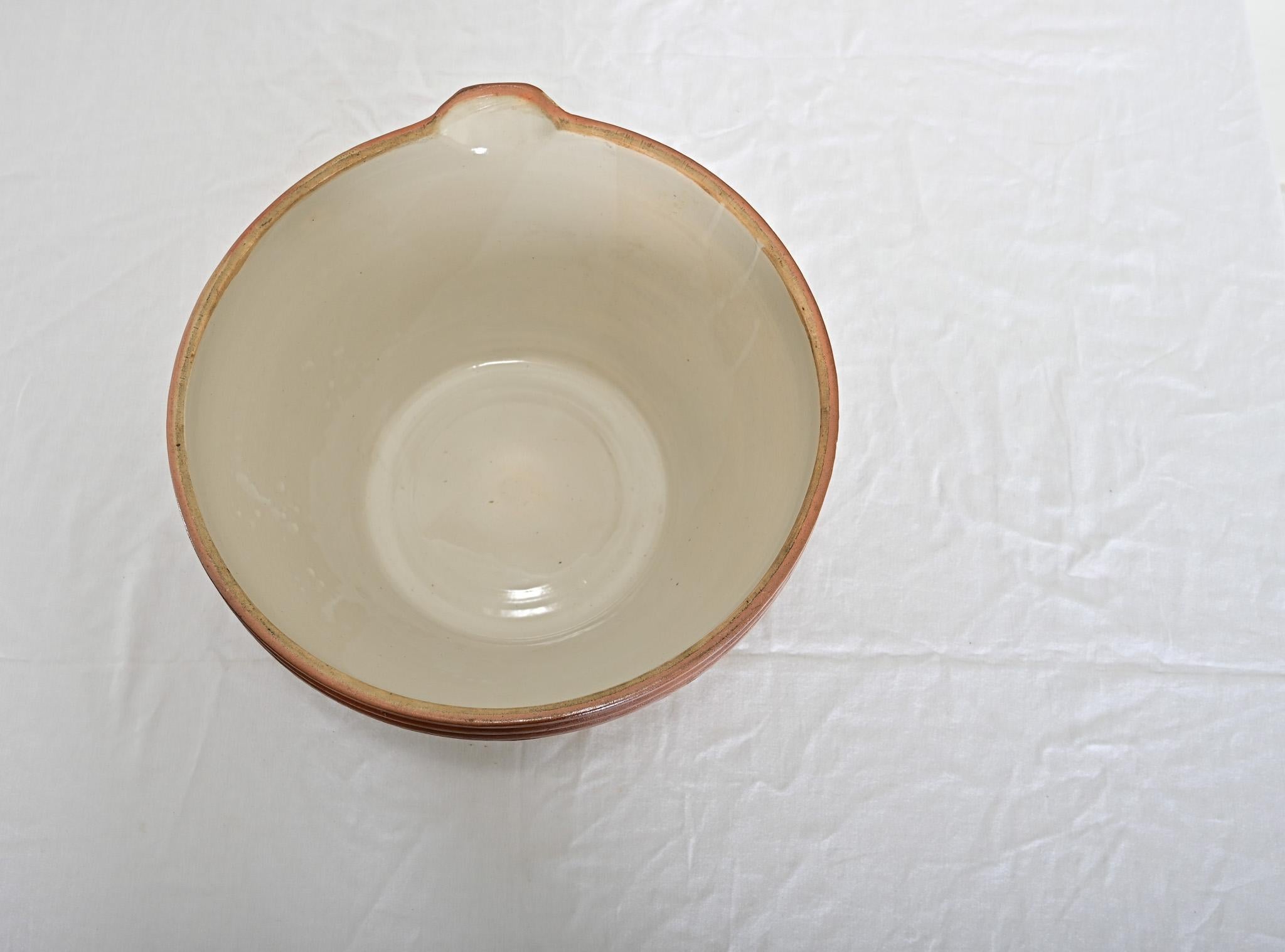 Französische glasierte Cremeschale aus dem 20. im Angebot 2