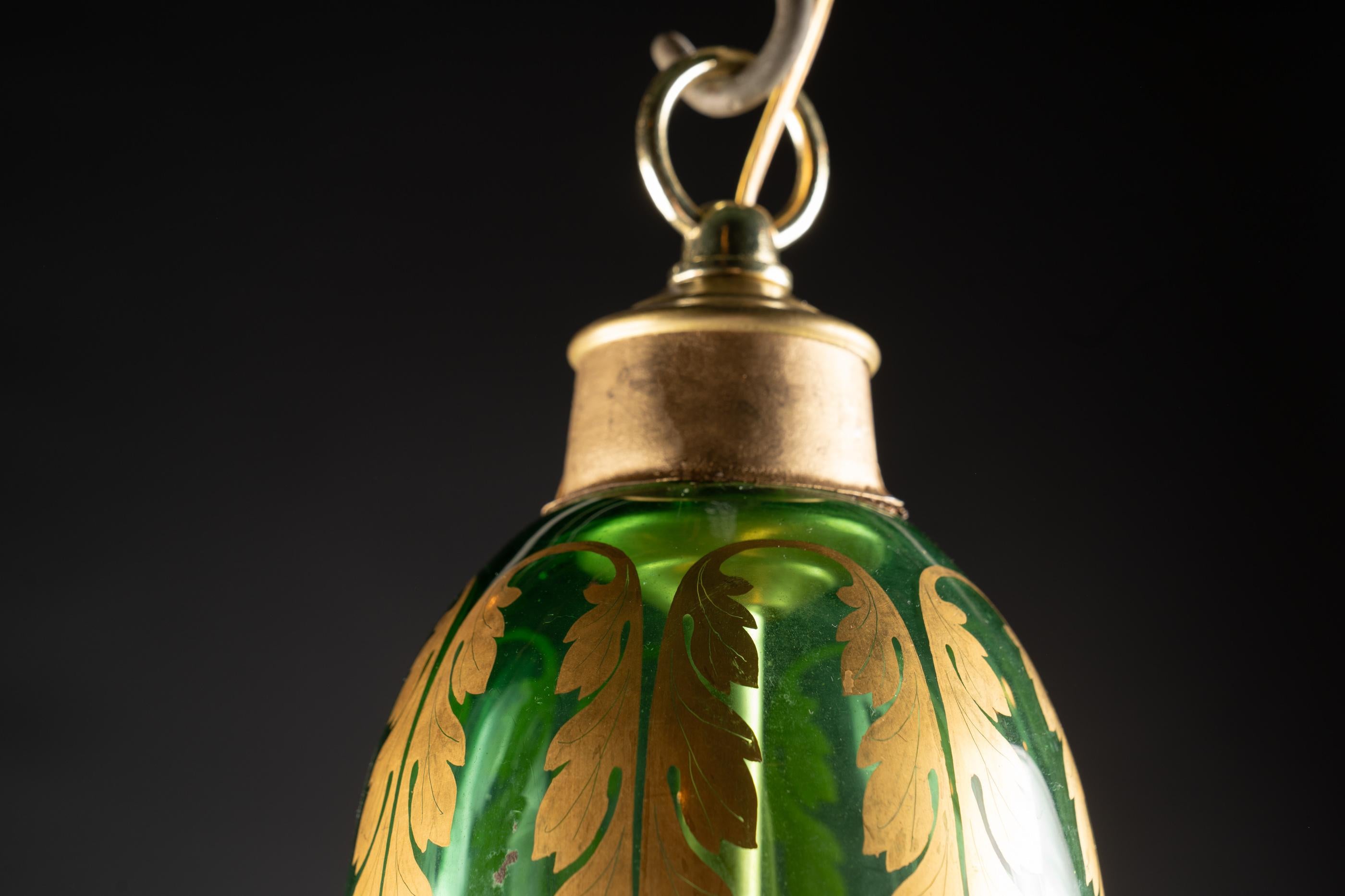 Français Globe suspendu en verre vert français du 20e siècle en vente