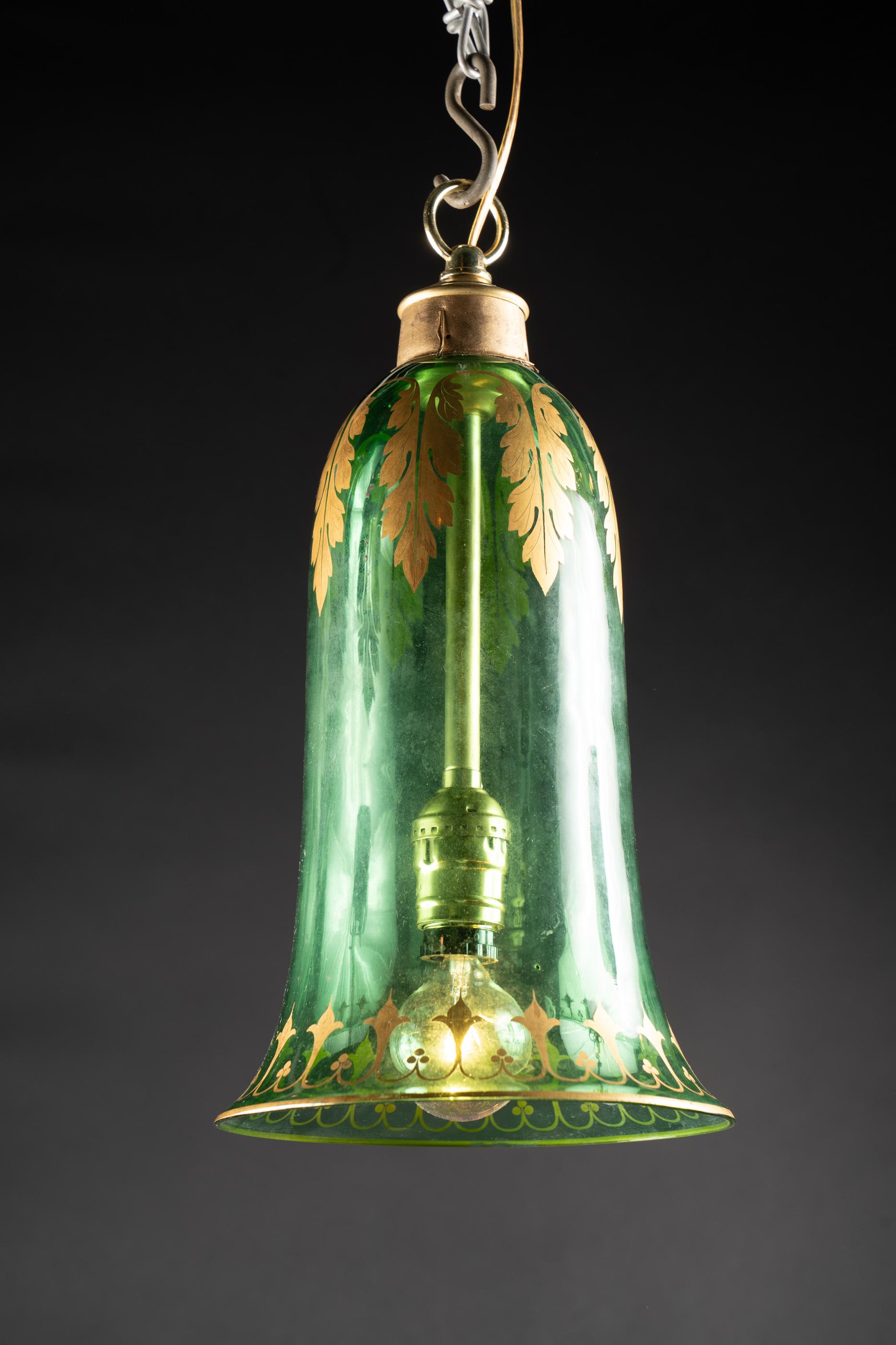 Globe suspendu en verre vert français du 20e siècle Bon état - En vente à New Orleans, LA