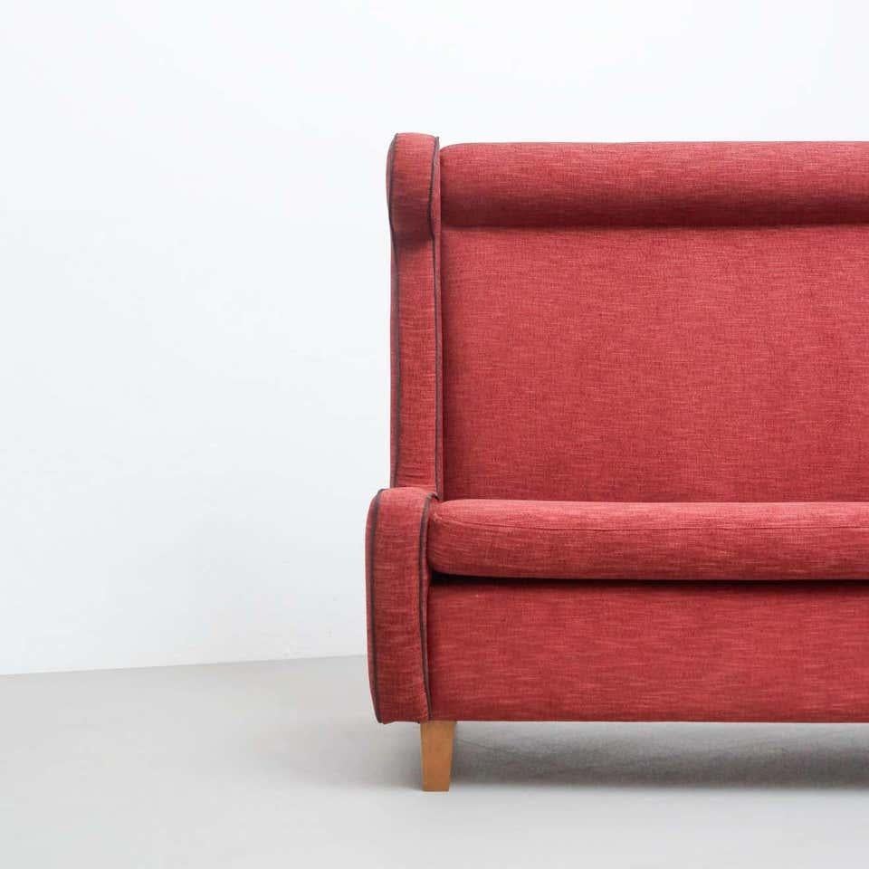 Französisches Sofa mit hoher Rückenlehne des 20. Jahrhunderts, Stoffpolsterung im Angebot 10