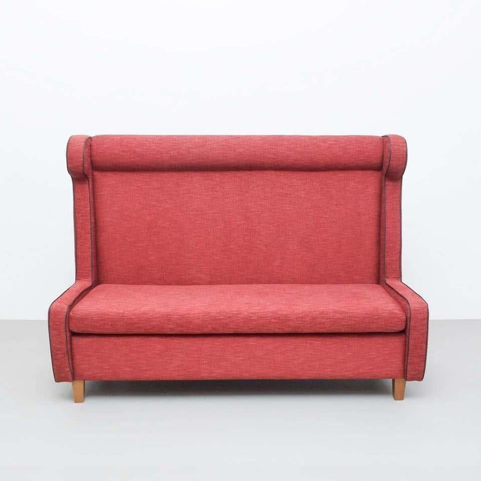 Sofa des 20. Jahrhunderts von einem unbekannten Hersteller aus Frankreich.

In gutem Zustand, mit leichten alters- und gebrauchsbedingten Abnutzungserscheinungen, die eine schöne Patina erhalten