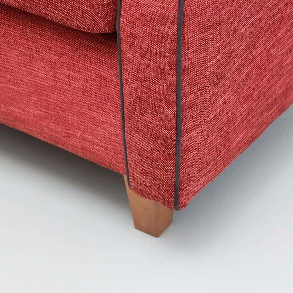 Französisches Sofa mit hoher Rückenlehne des 20. Jahrhunderts, Stoffpolsterung im Angebot 1