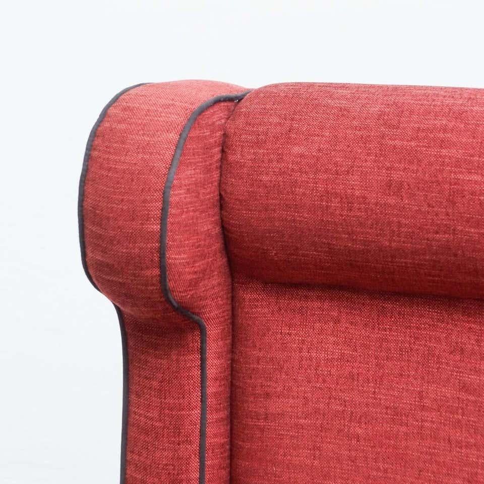 Französisches Sofa mit hoher Rückenlehne des 20. Jahrhunderts, Stoffpolsterung im Angebot 4
