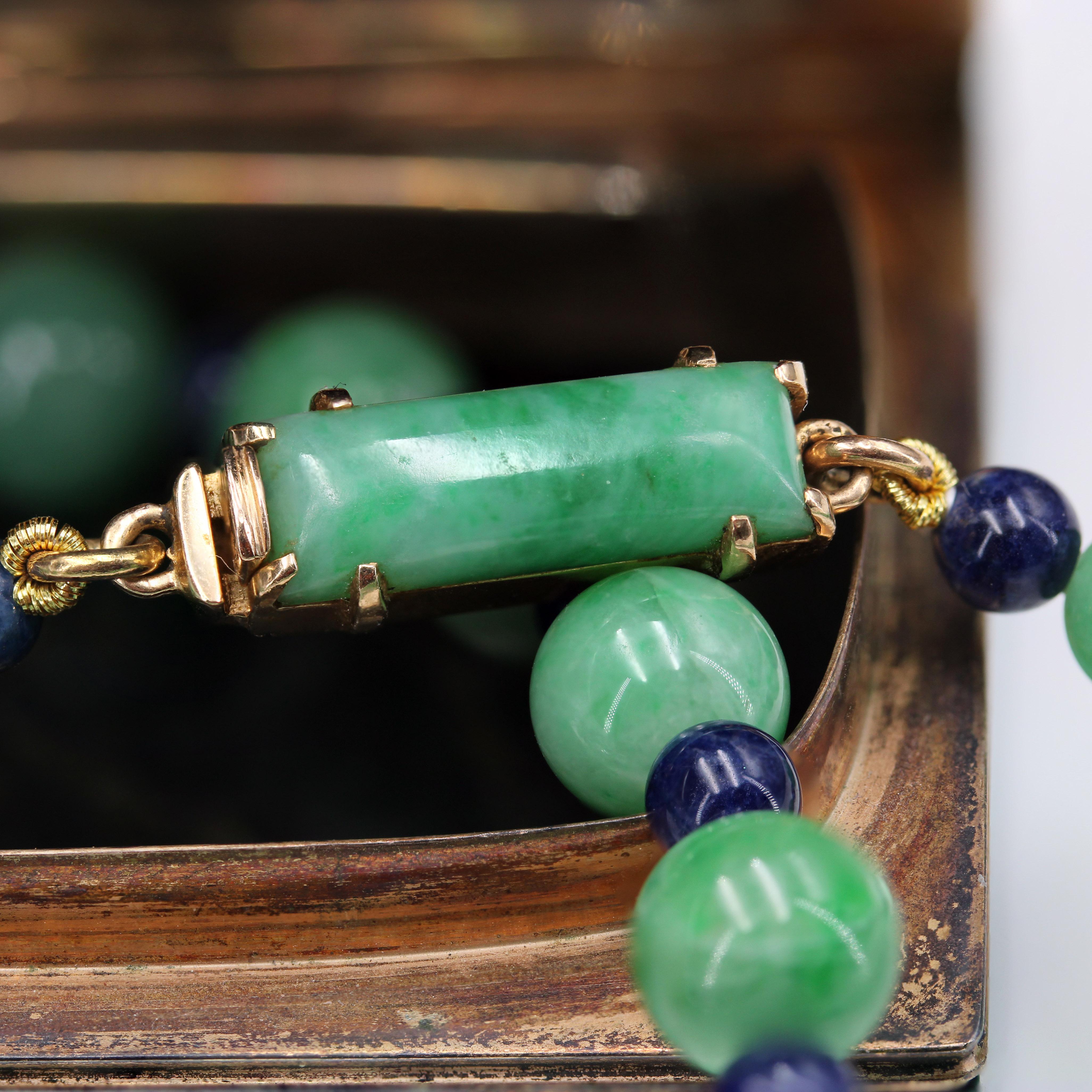 Französisch 20. Jahrhundert Jade Sodalith Perlen 18 Karat Rose Gold Verschluss Halskette im Angebot 5