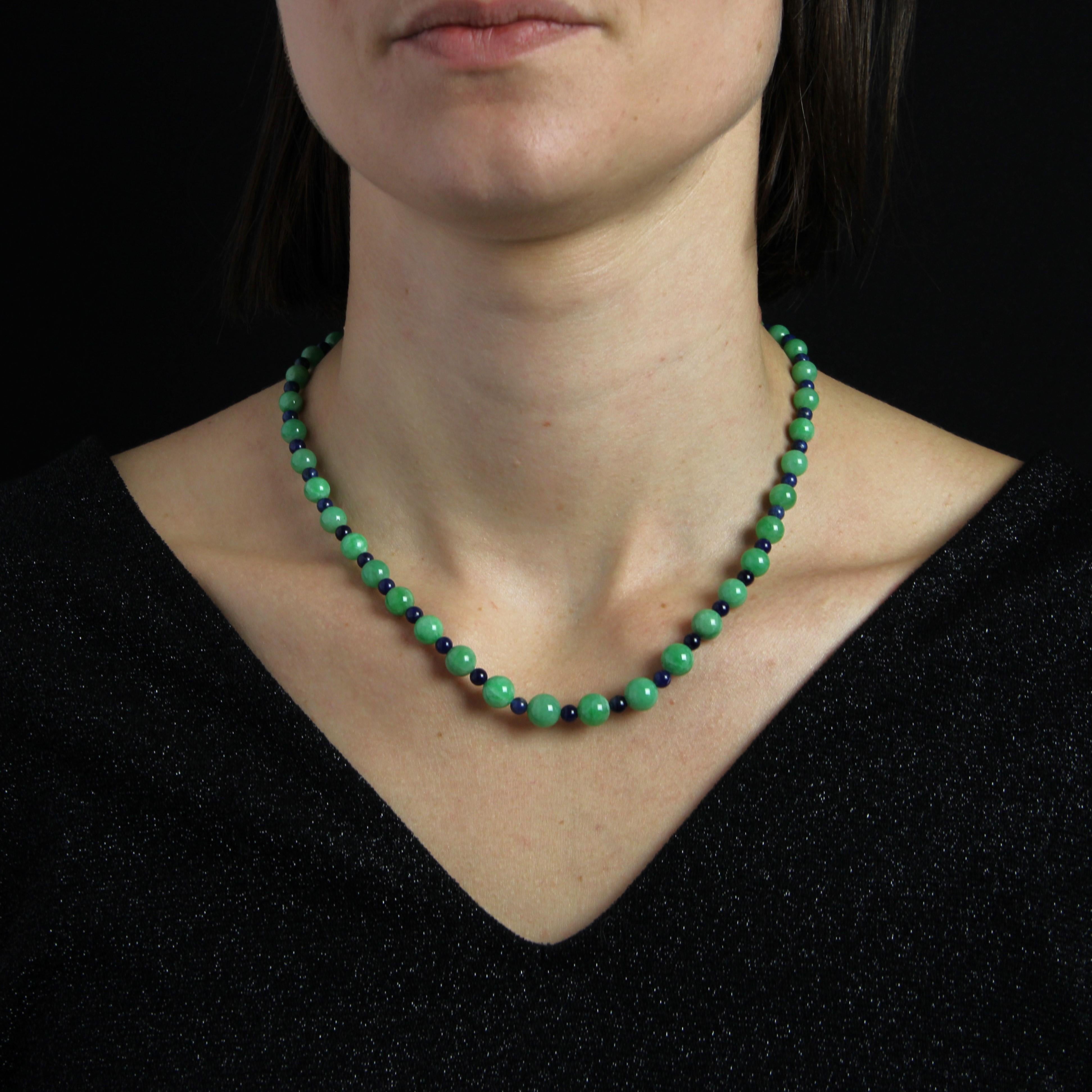 Halskette aus fallenden Jade-Jadeit-Perlen, die mit Sodalith-Perlen durchsetzt sind. Die rechteckige Schließe ist aus 18 Karat Roségold mit einer Adlerkopfpunze. Sie ist mit einer Ratsche versehen und am oberen Ende mit einer Jadeplatte im