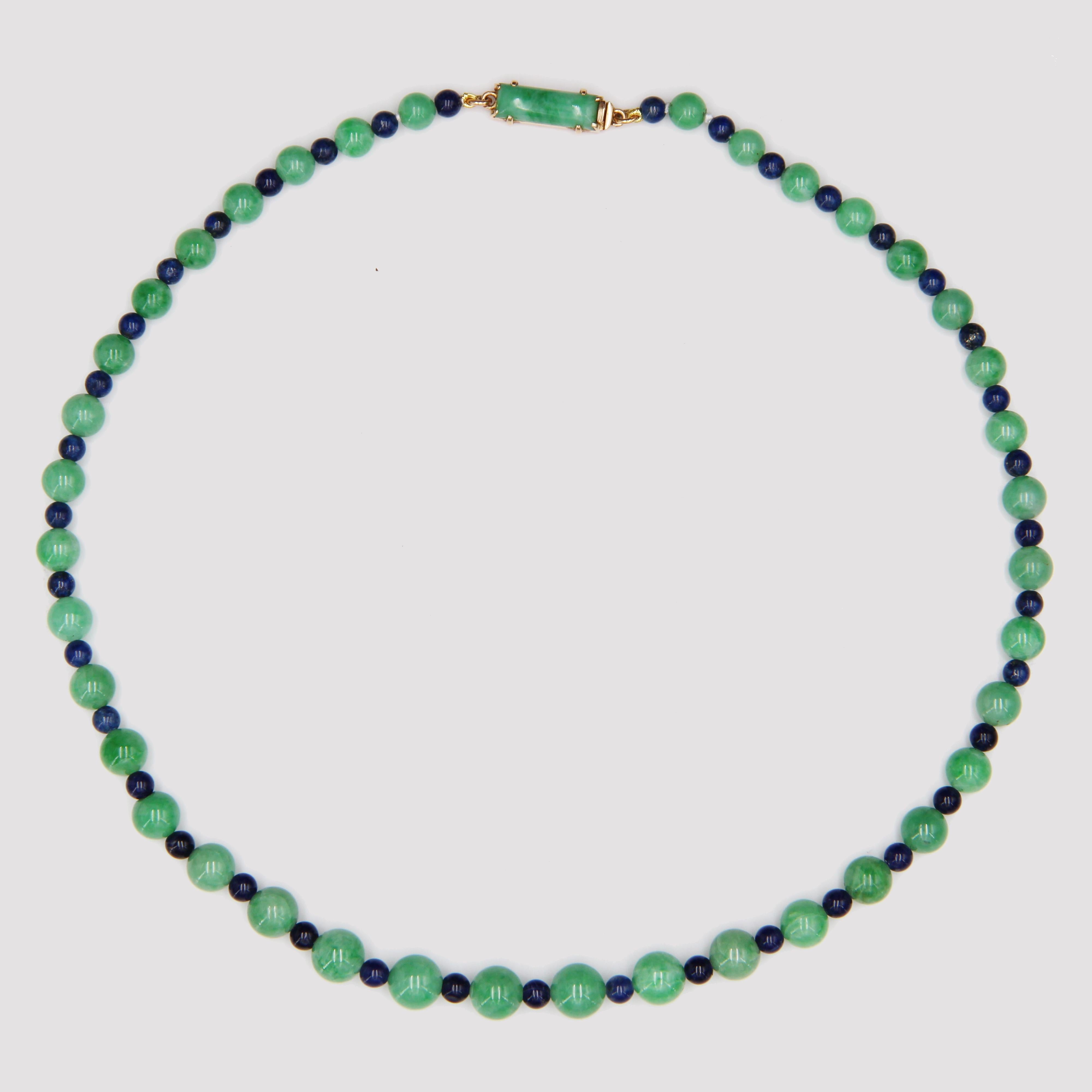 Französisch 20. Jahrhundert Jade Sodalith Perlen 18 Karat Rose Gold Verschluss Halskette (Art déco) im Angebot