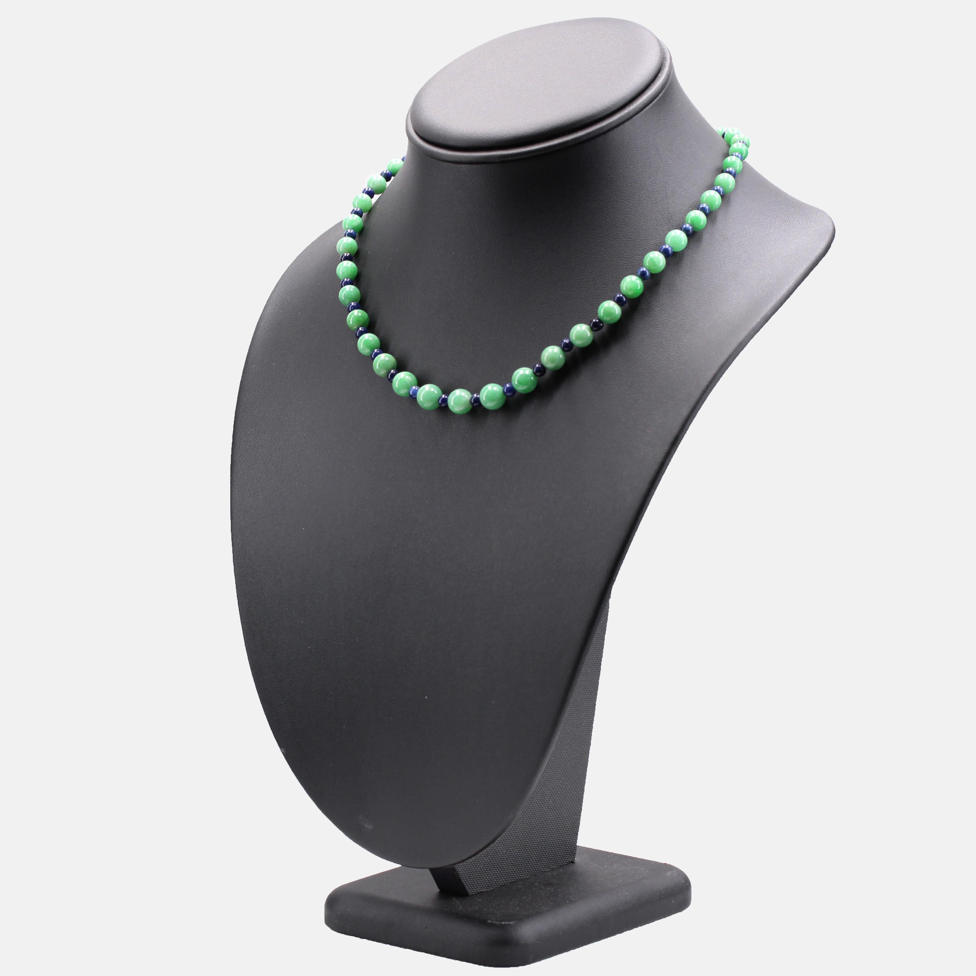 Französisch 20. Jahrhundert Jade Sodalith Perlen 18 Karat Rose Gold Verschluss Halskette im Angebot 2