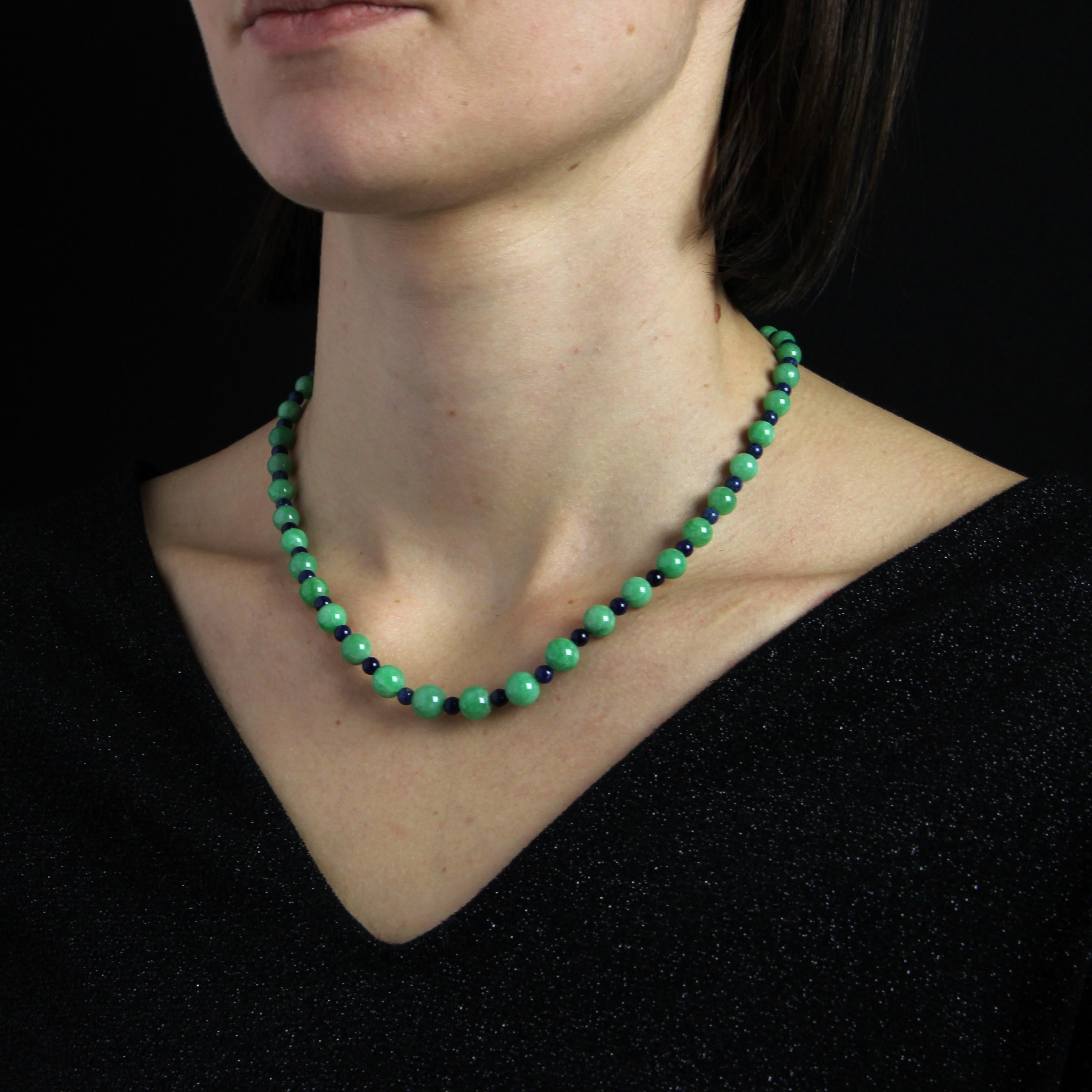 Französisch 20. Jahrhundert Jade Sodalith Perlen 18 Karat Rose Gold Verschluss Halskette im Angebot 3