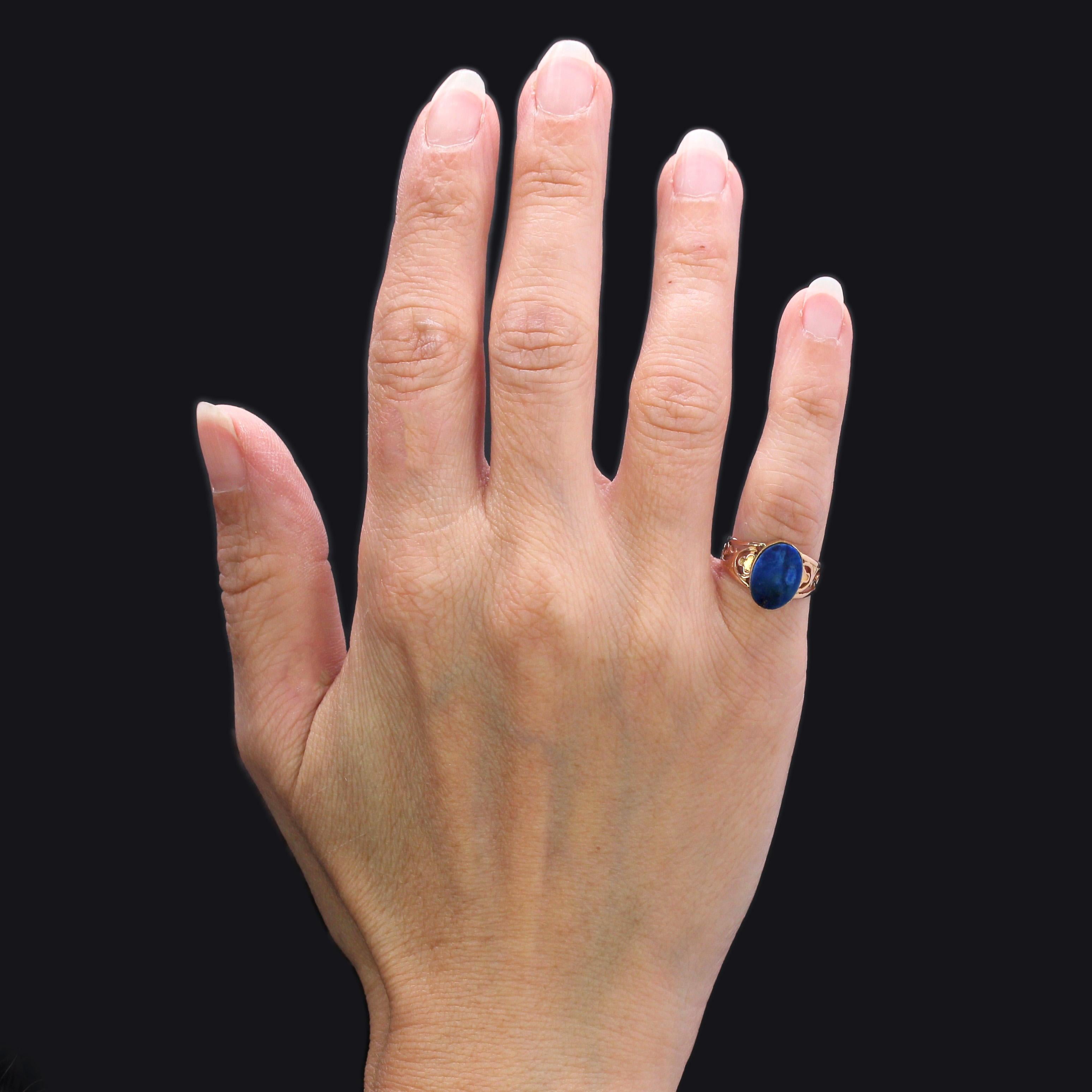 Anello in oro rosa 18 carati, marchio di garanzia Testa di cavallo.
Progettato per una mano sottile, questo anello in oro rosa antico presenta un'incastonatura chiusa su una placca ovale di lapislazzuli. Su entrambi i lati, la fascia affusolata è