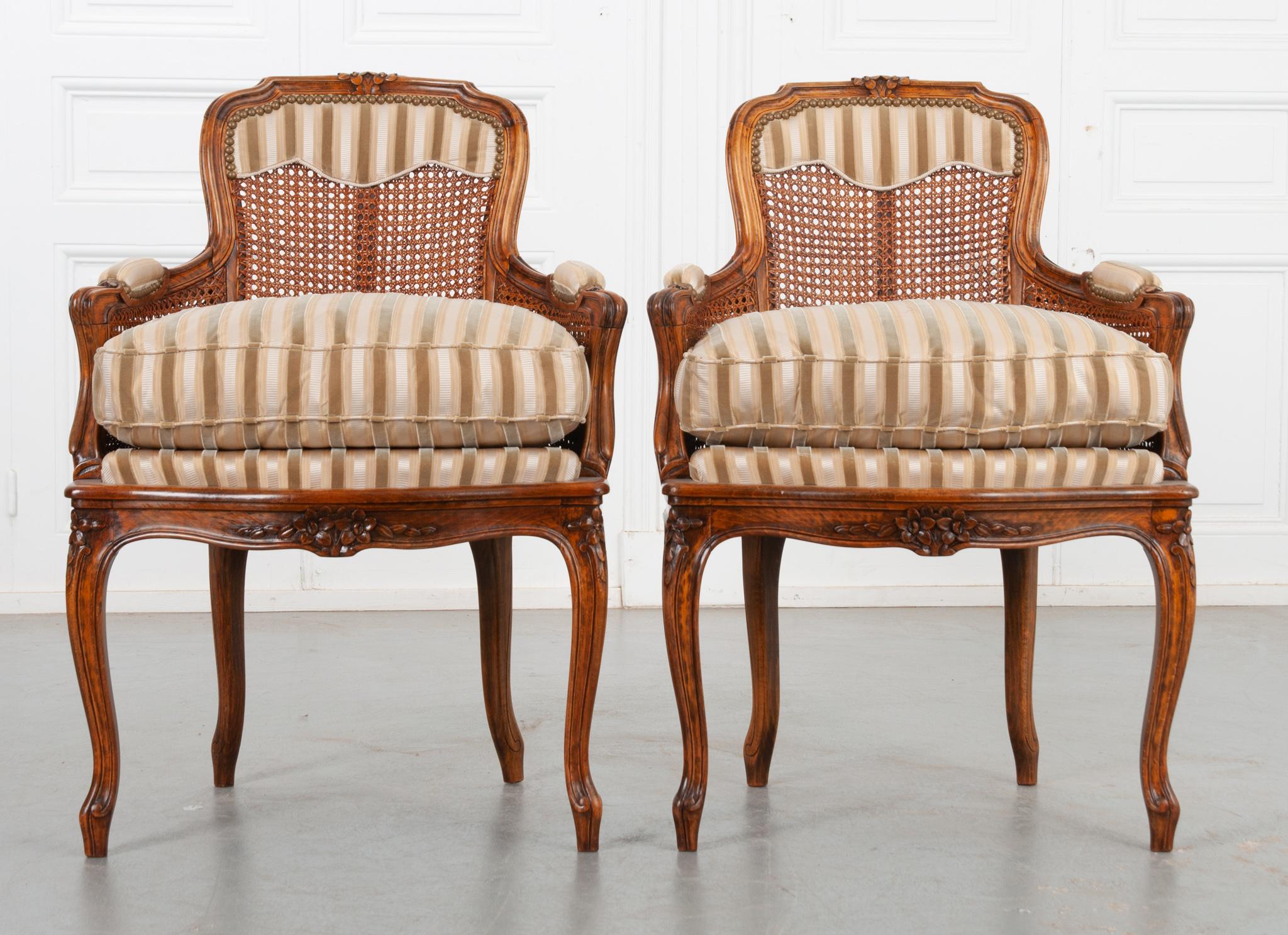 Paar Stühle im Louis-VX-Stil des 20. Jahrhunderts (Louis XV.) im Angebot