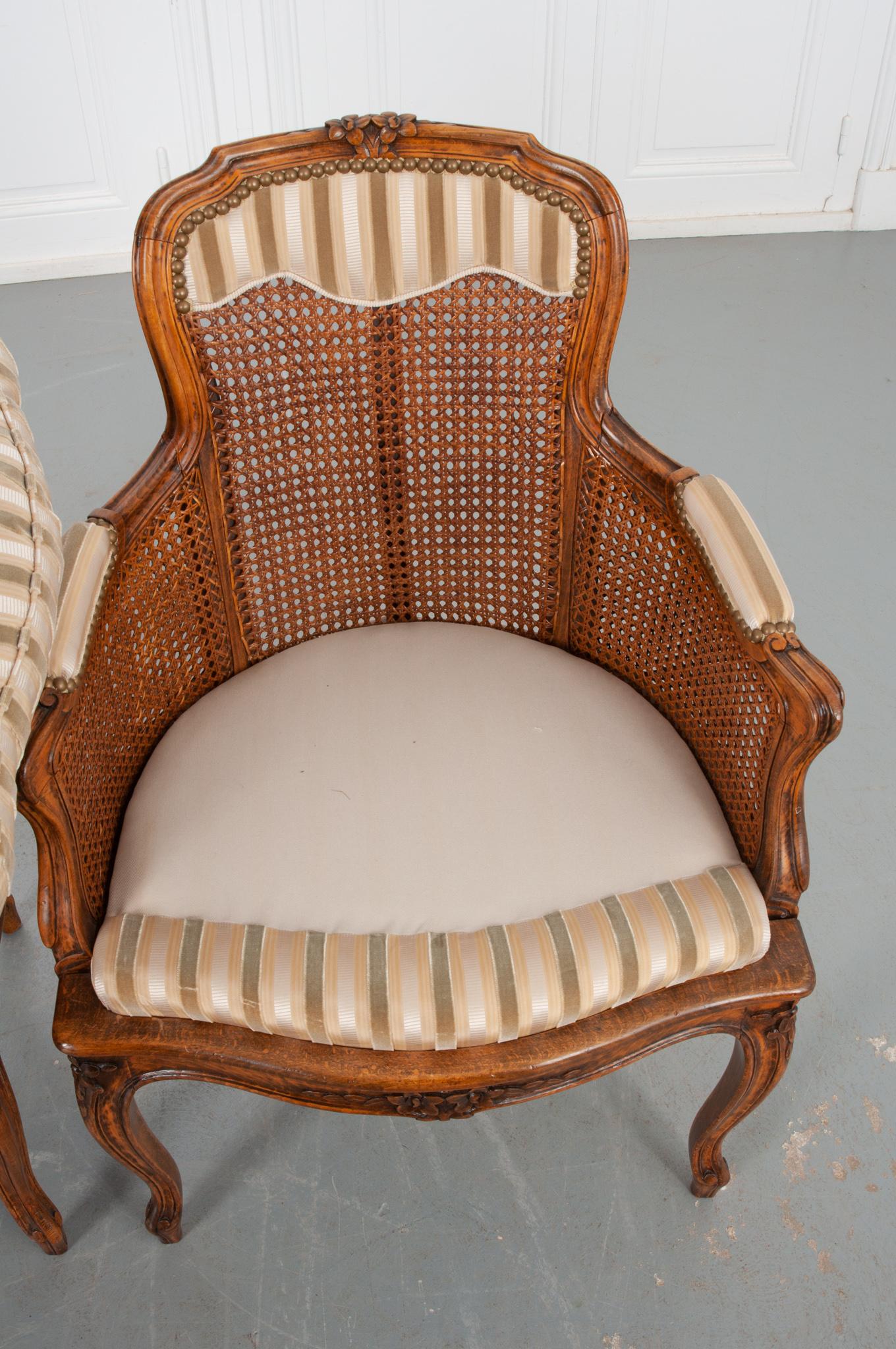 Paar Stühle im Louis-VX-Stil des 20. Jahrhunderts (Textil) im Angebot