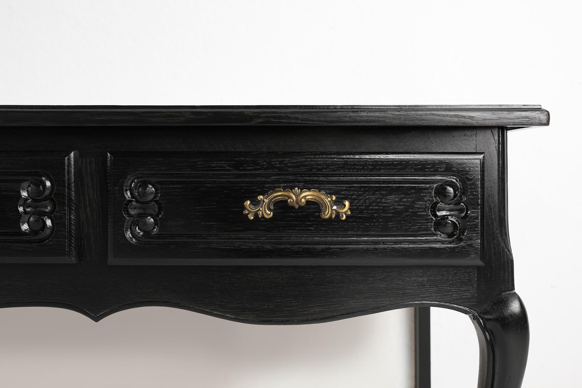 Francia / 1950 / credenza bassa / legno / Louis XV / Wood

Una credenza bassa laccata nera del XX secolo in stile Luigi XV realizzata in Francia. Questa elegante credenza bassa è dotata di cinque spaziosi cassetti che offrono un ampio spazio per i