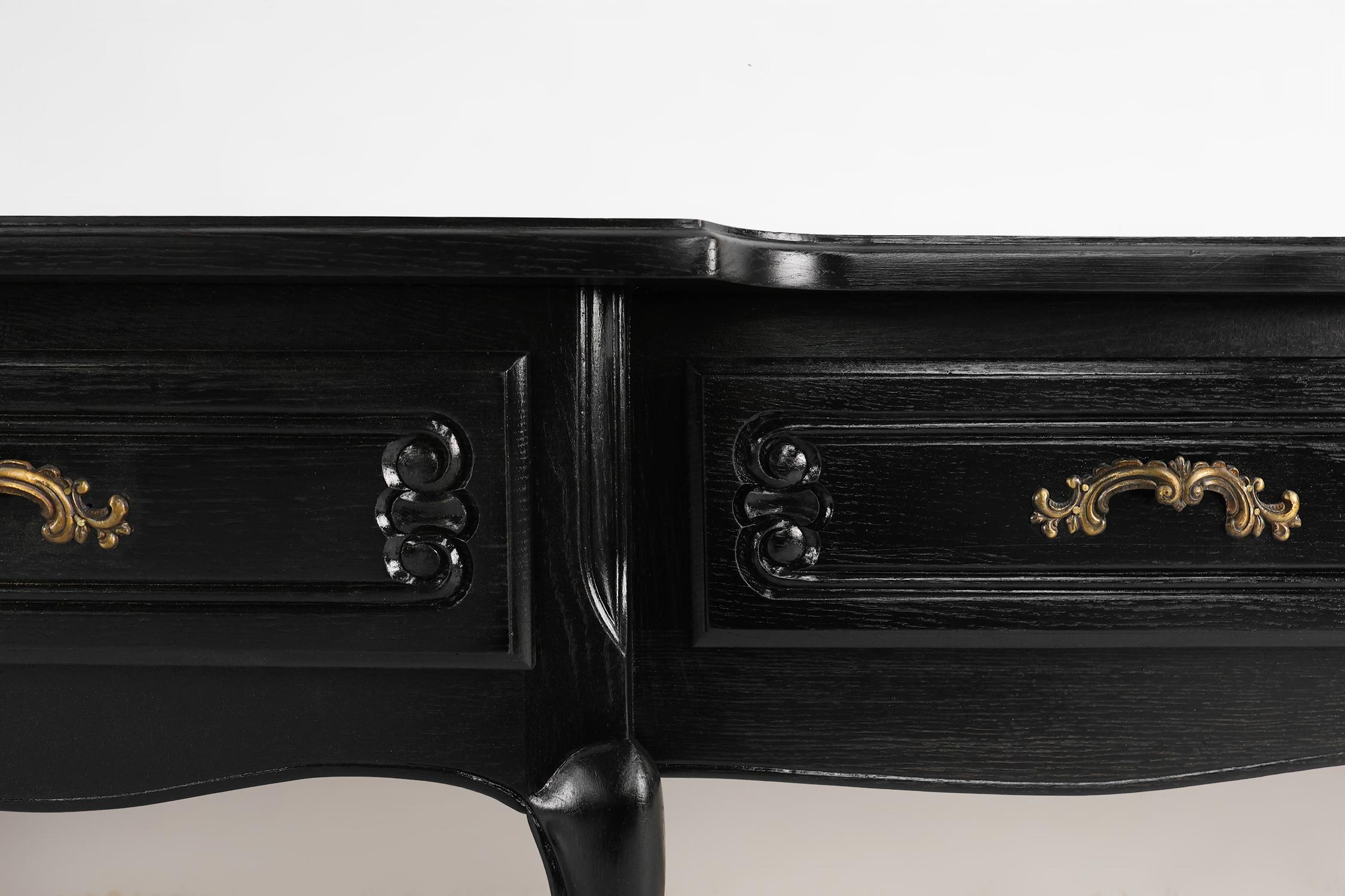 Francese Credenza bassa francese del XX secolo in stile Luigi XV in nero in vendita
