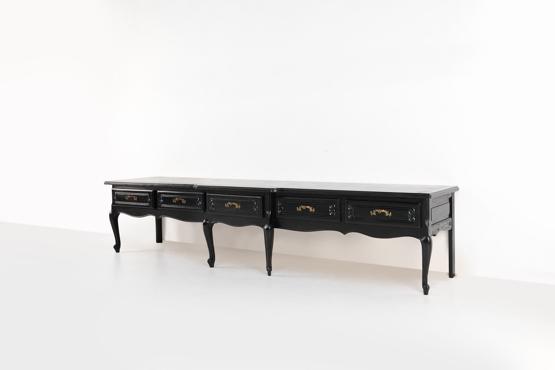 Laccato Credenza bassa francese del XX secolo in stile Luigi XV in nero in vendita