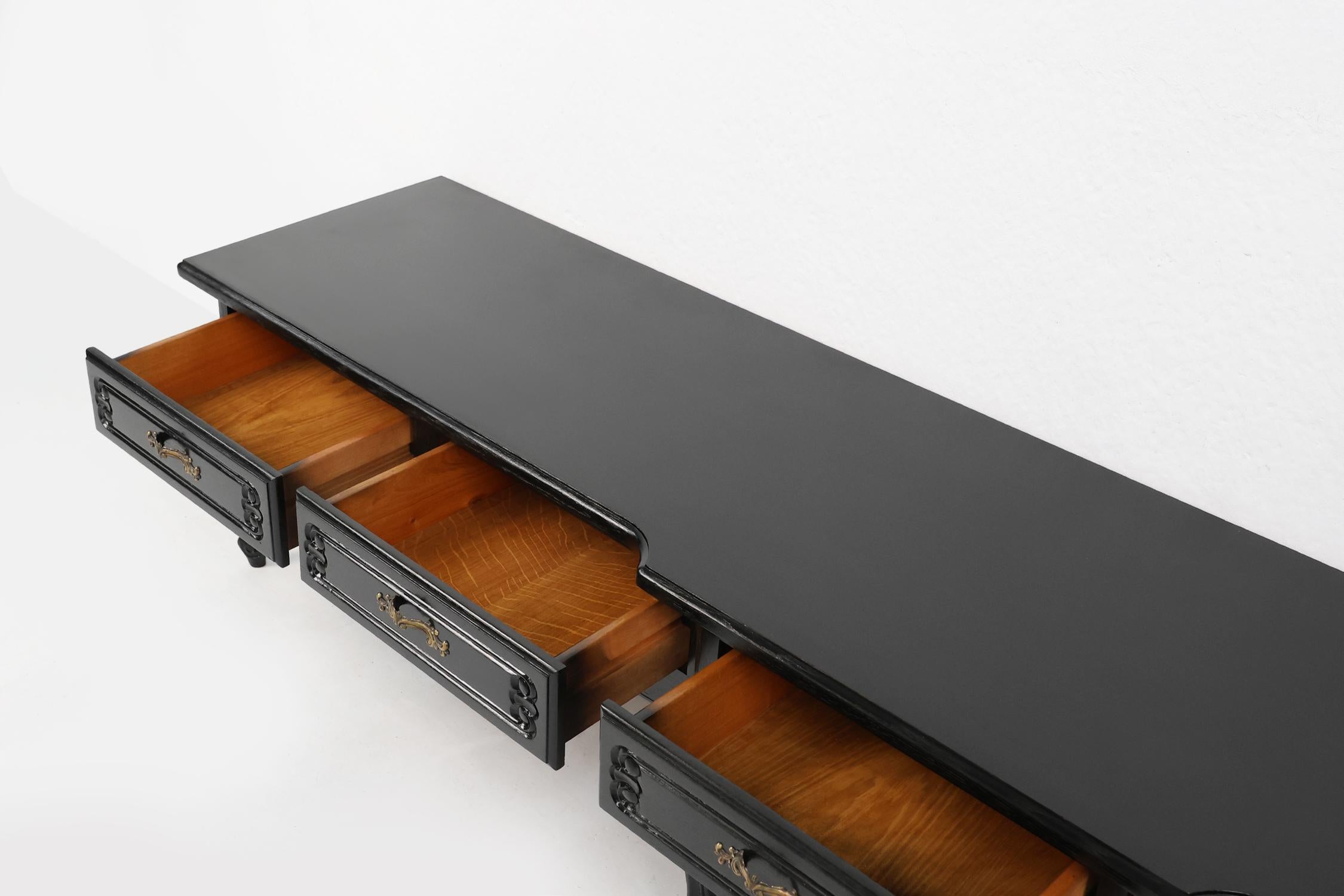Metà XX secolo Credenza bassa francese del XX secolo in stile Luigi XV in nero in vendita