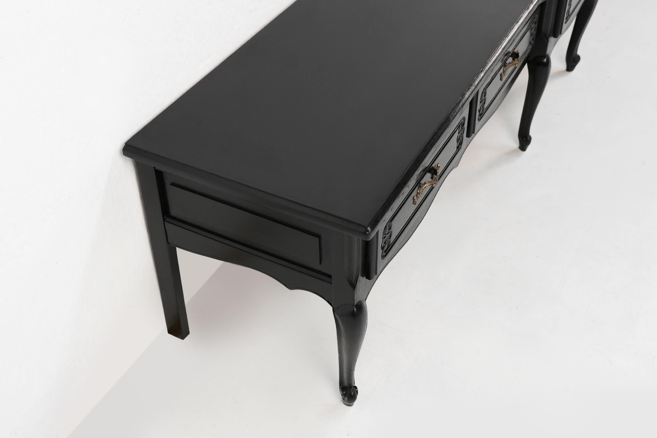 Legno Credenza bassa francese del XX secolo in stile Luigi XV in nero in vendita
