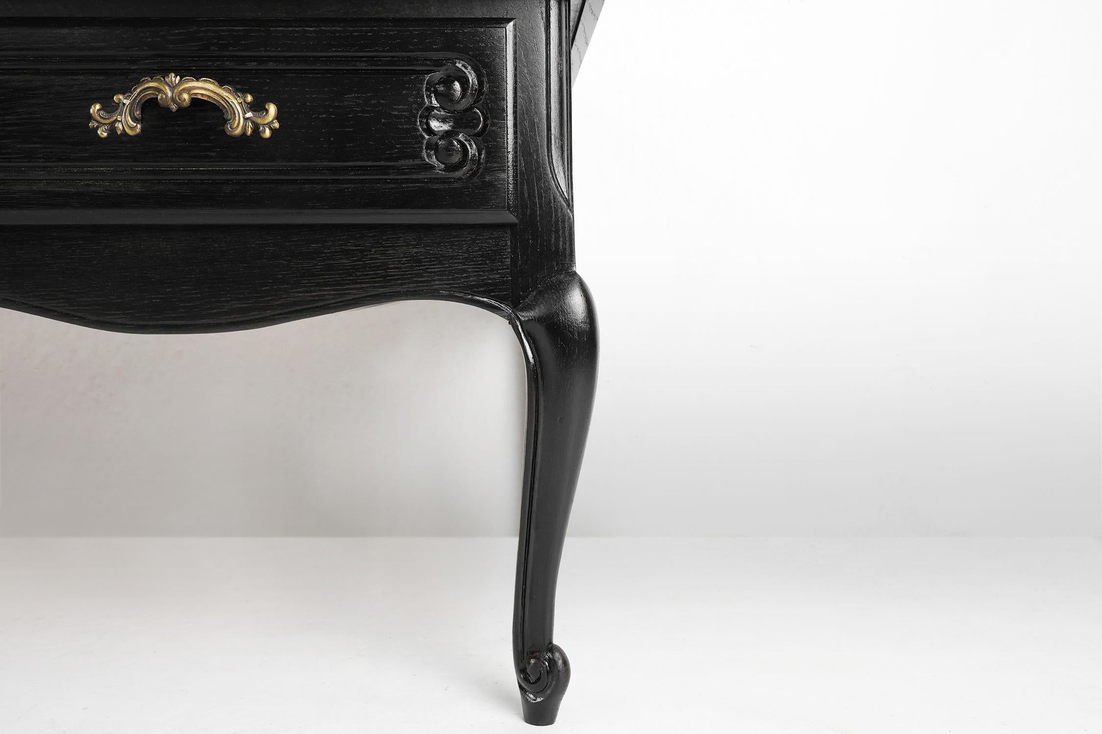 Credenza bassa francese del XX secolo in stile Luigi XV in nero in vendita 1