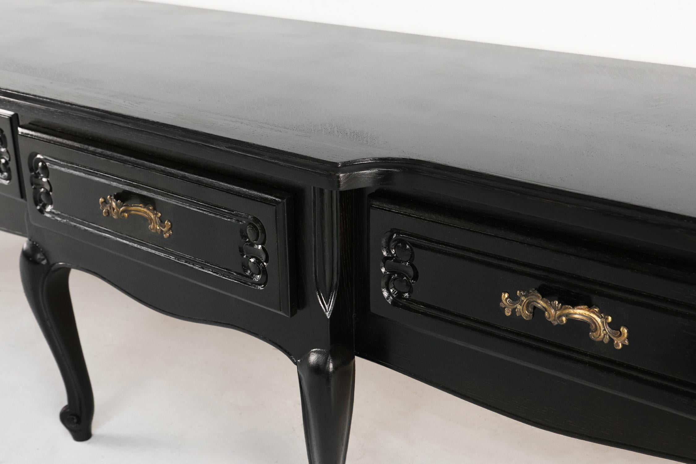 Credenza bassa francese del XX secolo in stile Luigi XV in nero in vendita 2