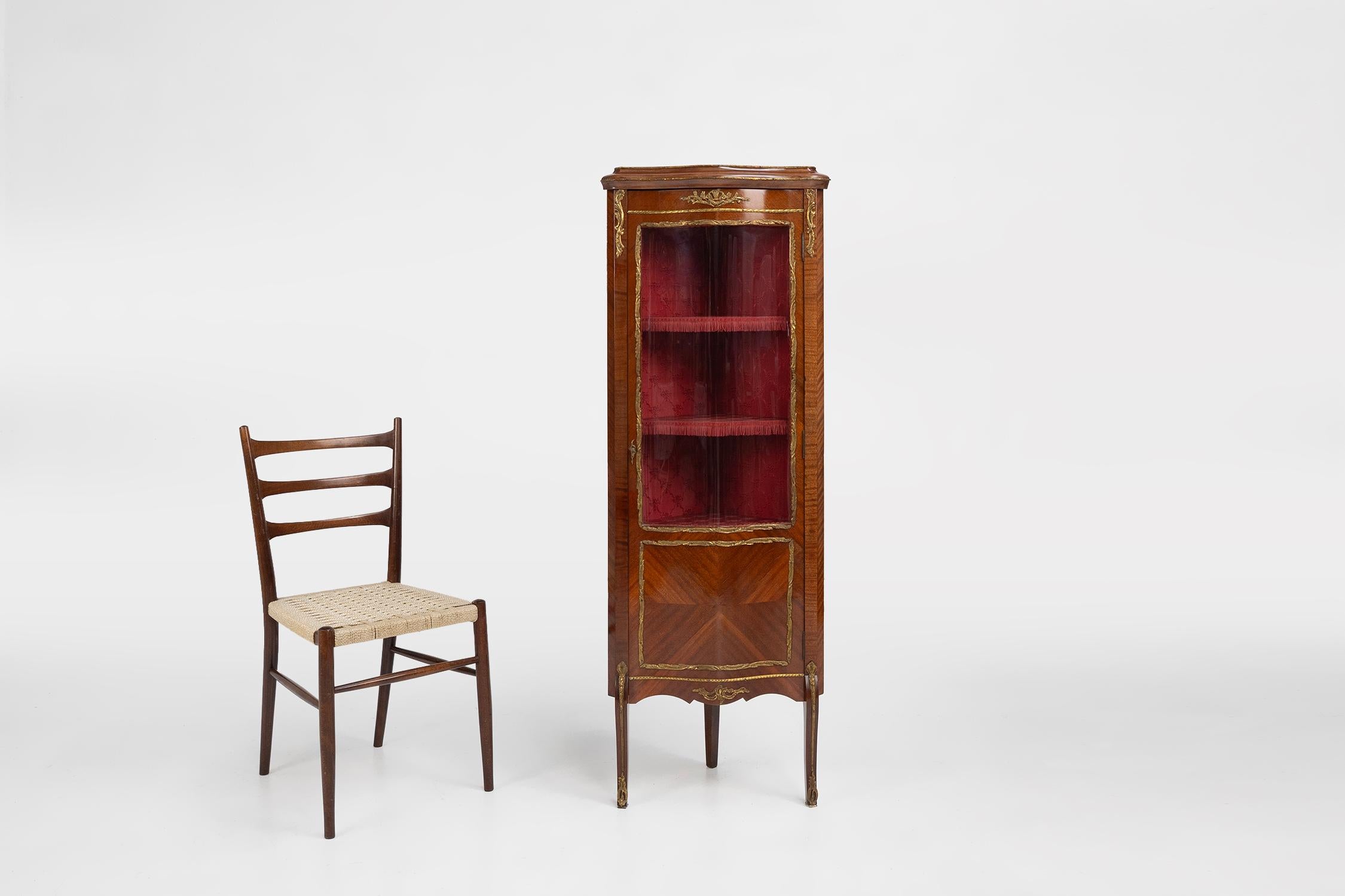 Francia / 1950 / vetrina ad angolo / legno, intarsio, vetro / Luigi XV

Un eccezionale mobile ad angolo in stile Luigi XV, realizzato in Francia negli anni Cinquanta. Questa vetrina alta e sottile è lussuosamente decorata con intarsi in legno,