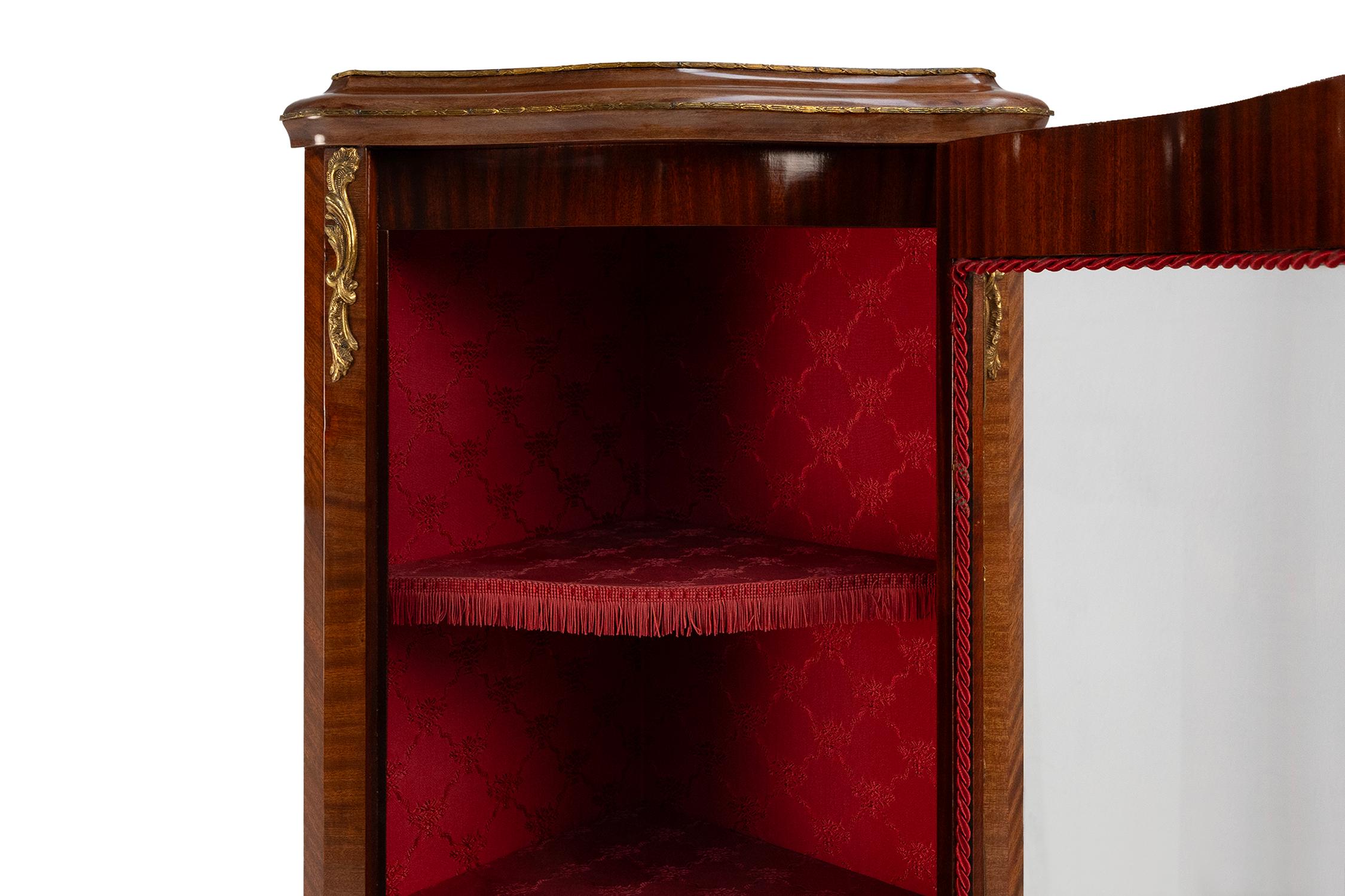Marqueterie Vetrinetta angolare francese del XX secolo in stile Luigi XV con vetro ad arco in vendita