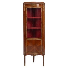 Vitrine d'angle de style Louis XV du 20ème siècle avec verre arqué