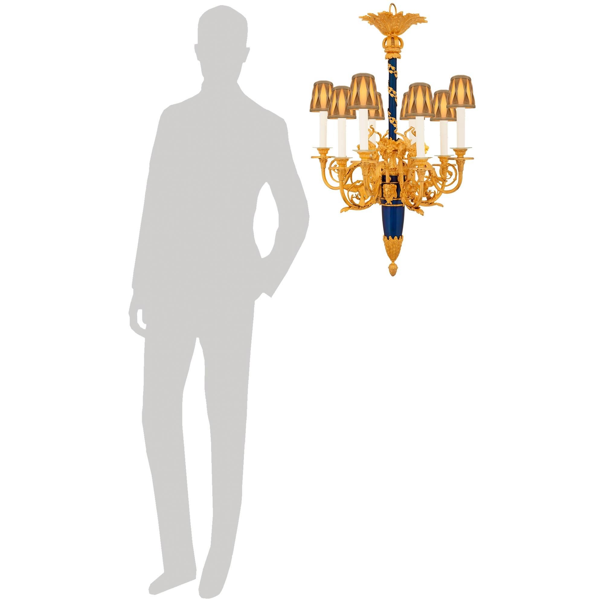 Un lampadario in bronzo smaltato e ormolu di alta qualità, di epoca Luigi XVI, su modello di Pierre Gouthière. Questo lampadario a otto luci, davvero impressionante, è centrato da un bellissimo terminale a ghianda con foglie d'acanto sotto il futuro