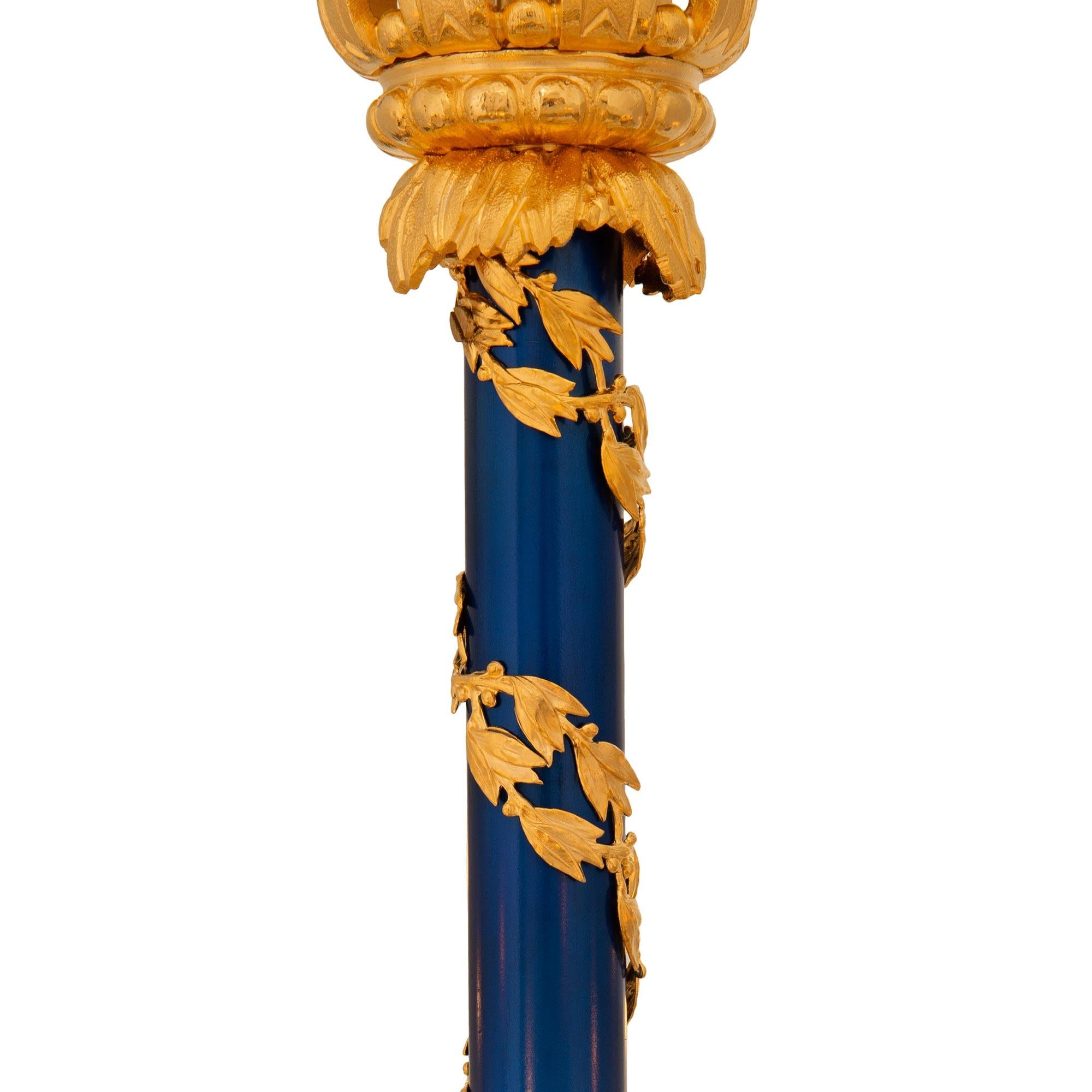XIX secolo Lampadario francese del XX secolo Luigi XVI in ormolu e bronzo, dopo Gouthiere in vendita