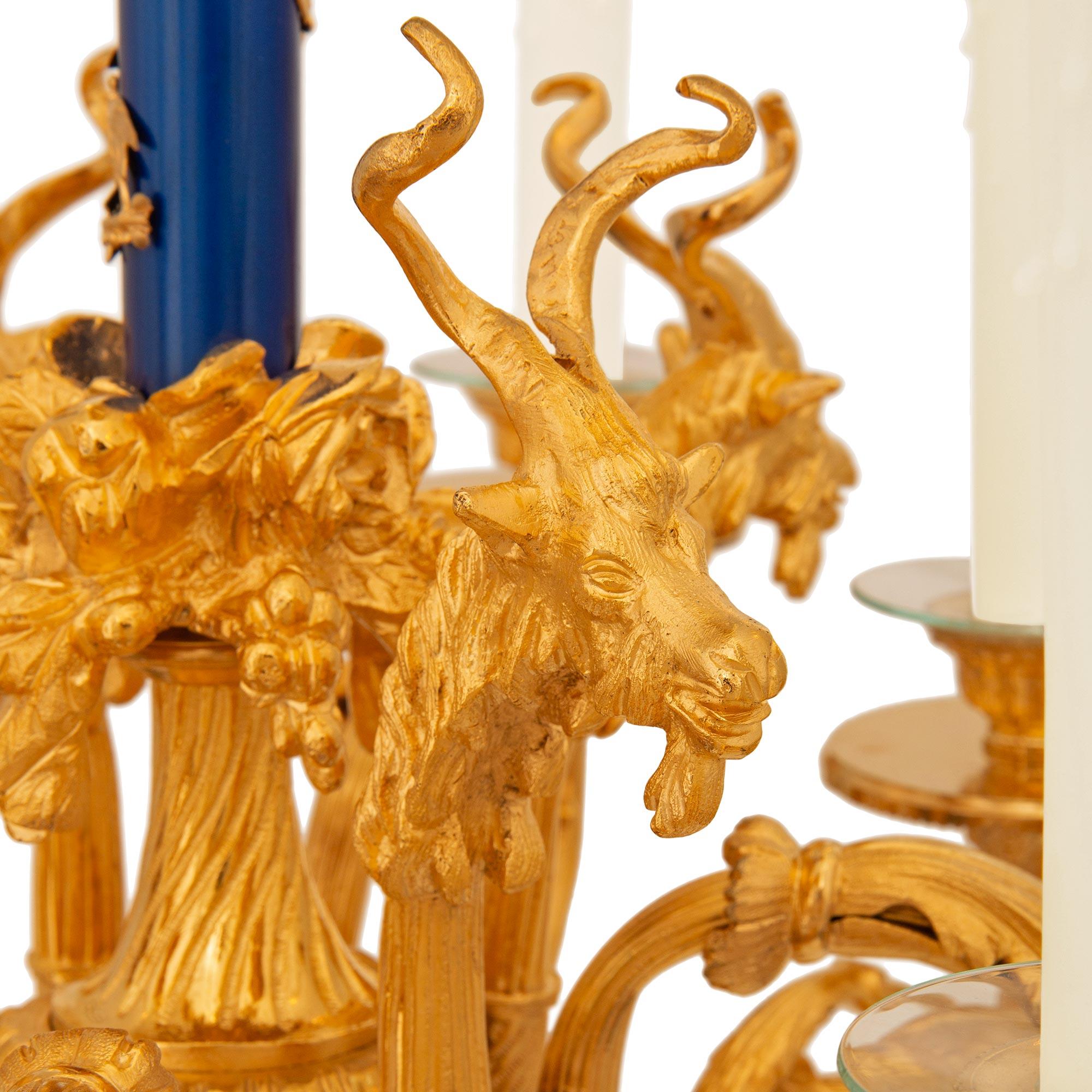 Bronzo Lampadario francese del XX secolo Luigi XVI in ormolu e bronzo, dopo Gouthiere in vendita