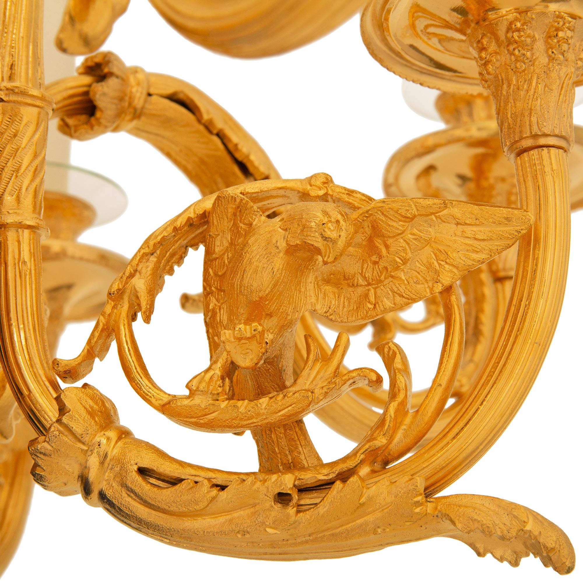Lampadario francese del XX secolo Luigi XVI in ormolu e bronzo, dopo Gouthiere in vendita 1