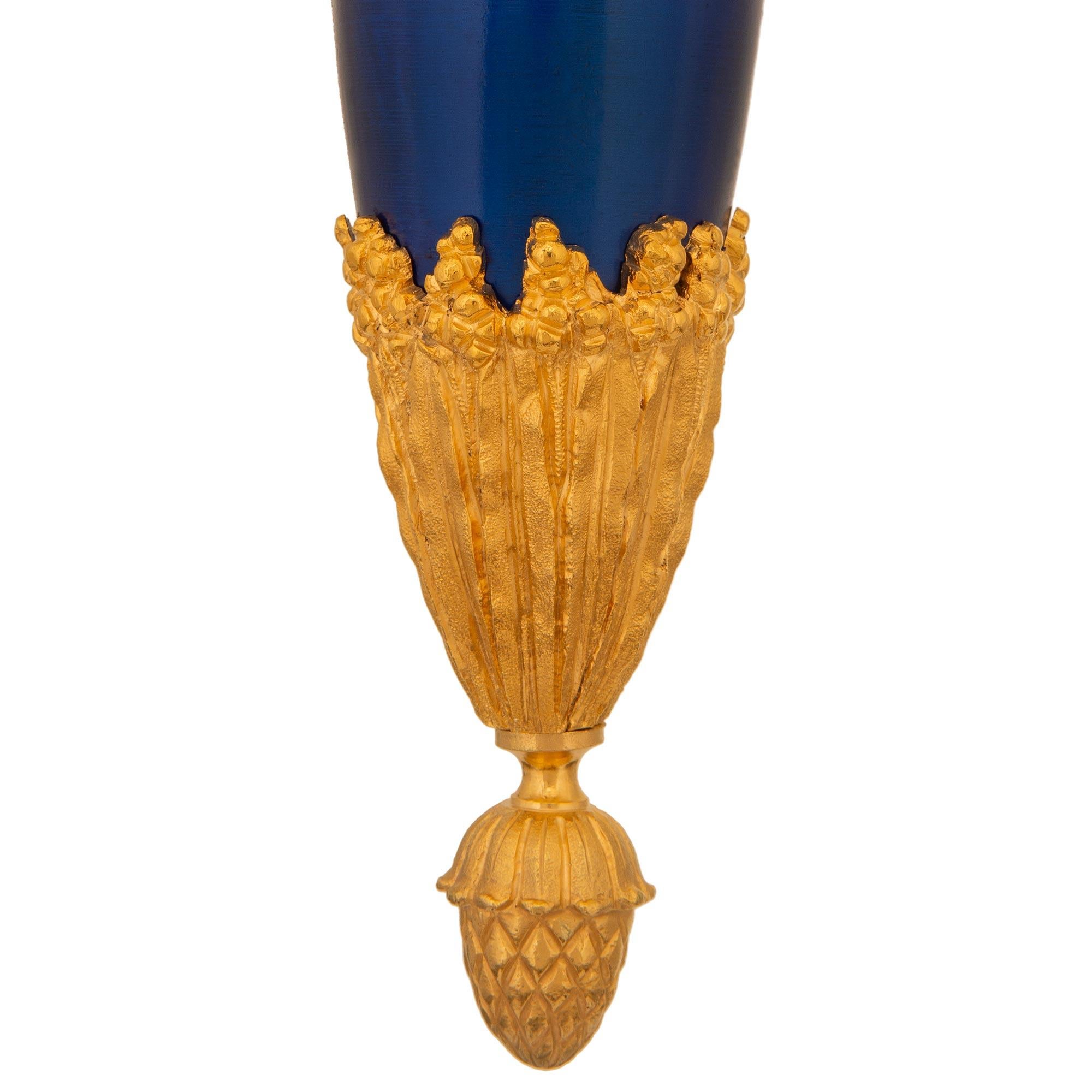 Lampadario francese del XX secolo Luigi XVI in ormolu e bronzo, dopo Gouthiere in vendita 2