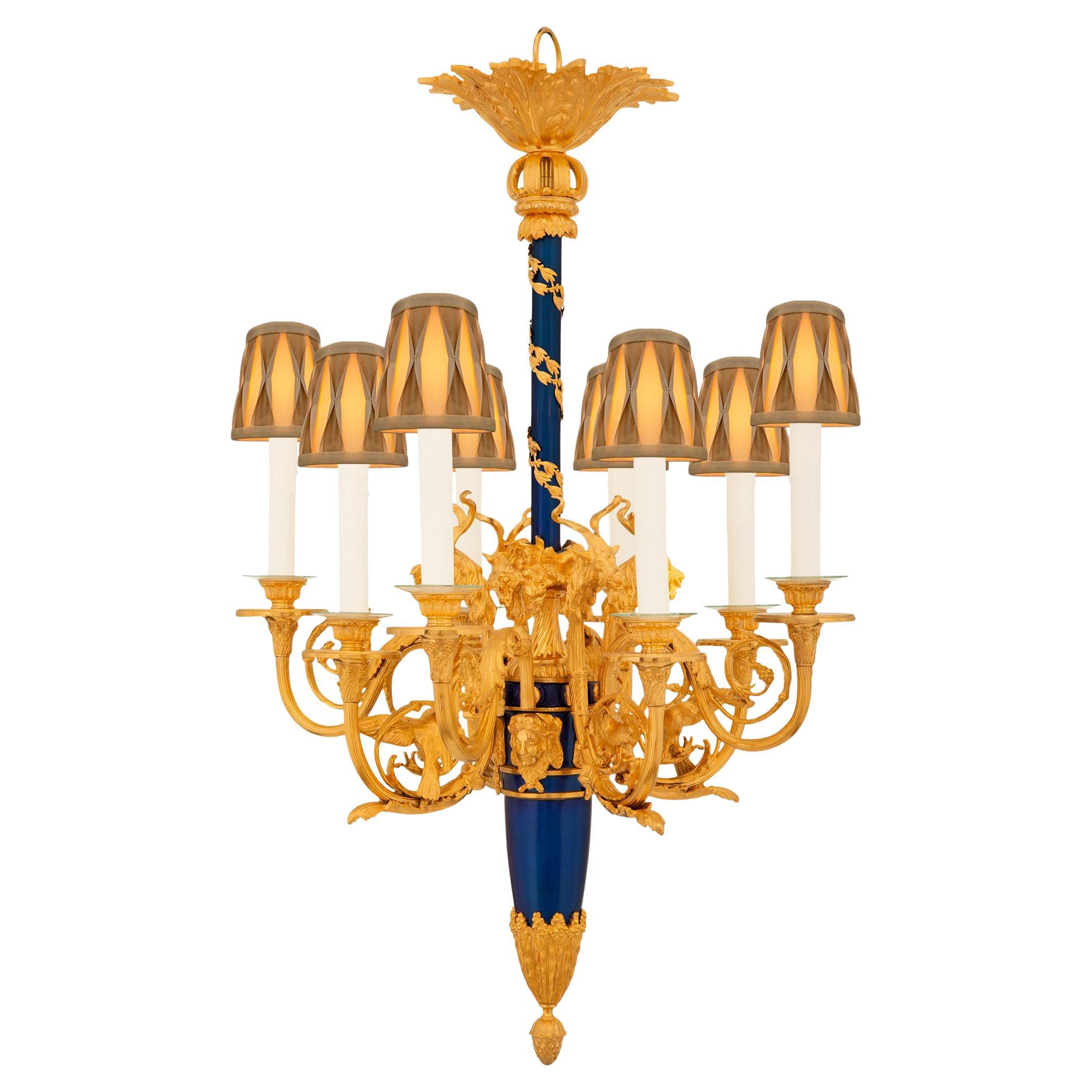 Lustre en bronze et bronze doré de style Louis XVI, d'après Gouthiere.