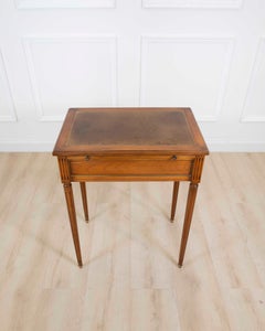 Table d'appoint française du XXe siècle, de style Louis XVI, en merisier, avec plateau en cuir