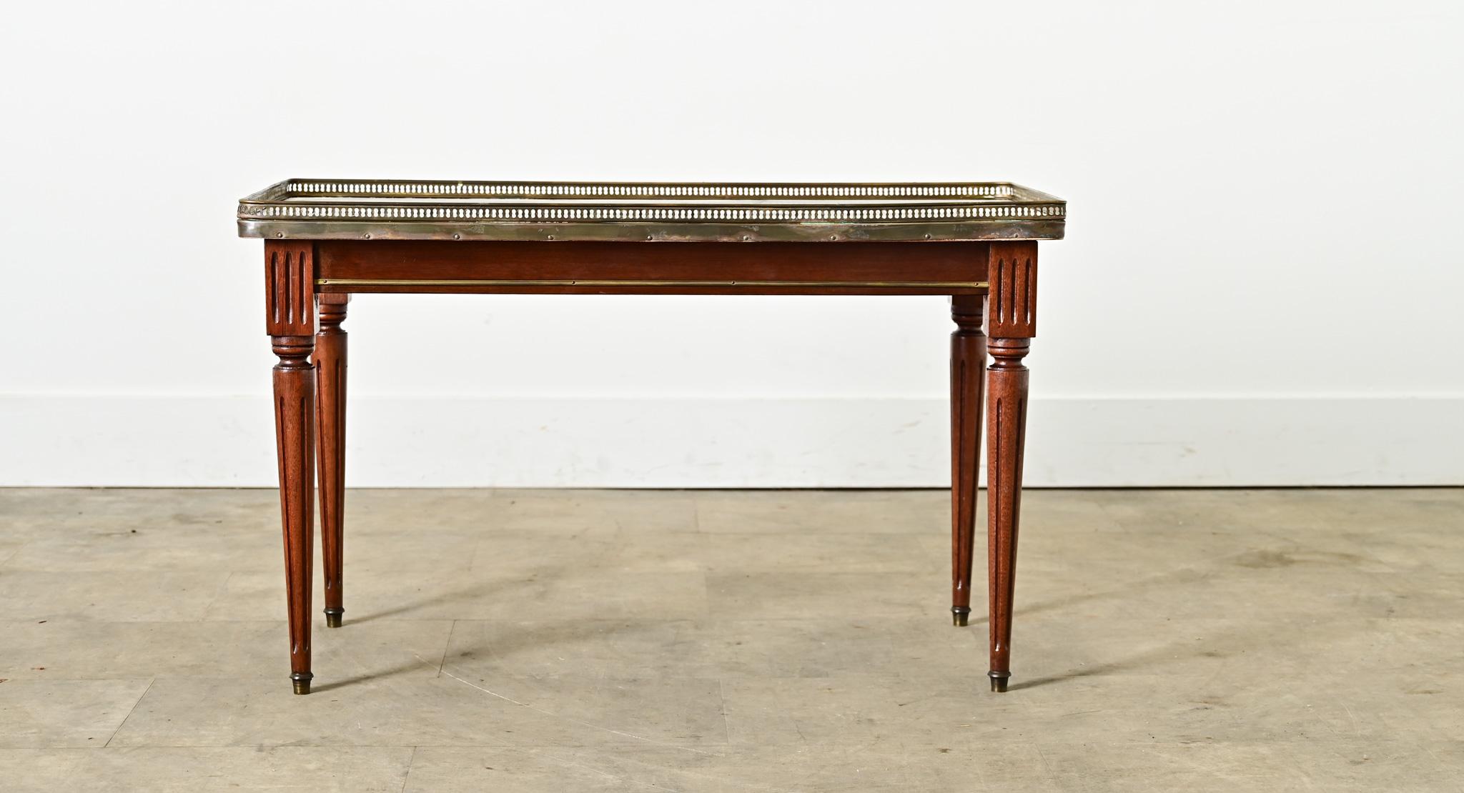 Français Table basse française du 20ème siècle de style Louis XVI en vente