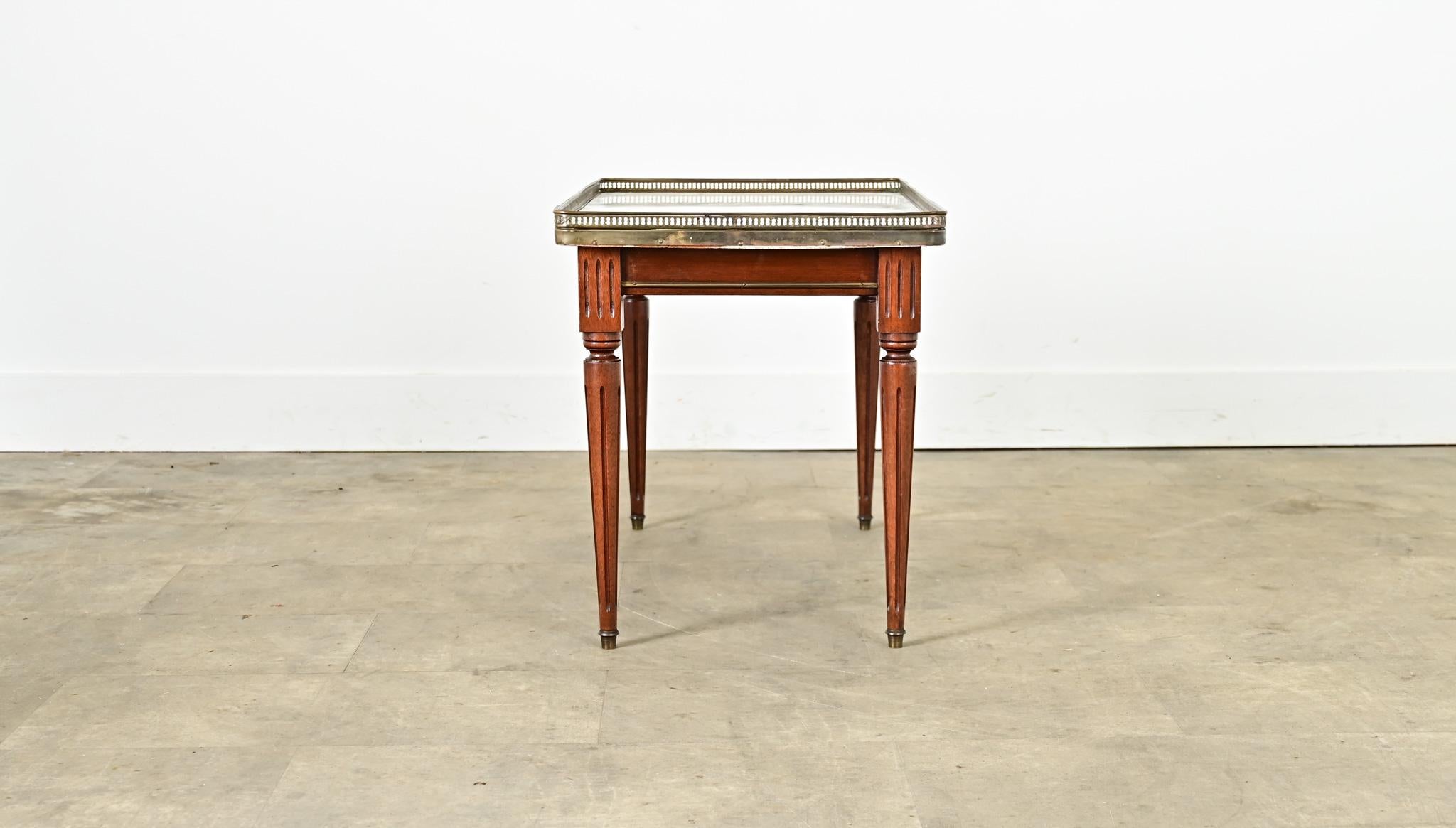 Sculpté Table basse française du 20ème siècle de style Louis XVI en vente