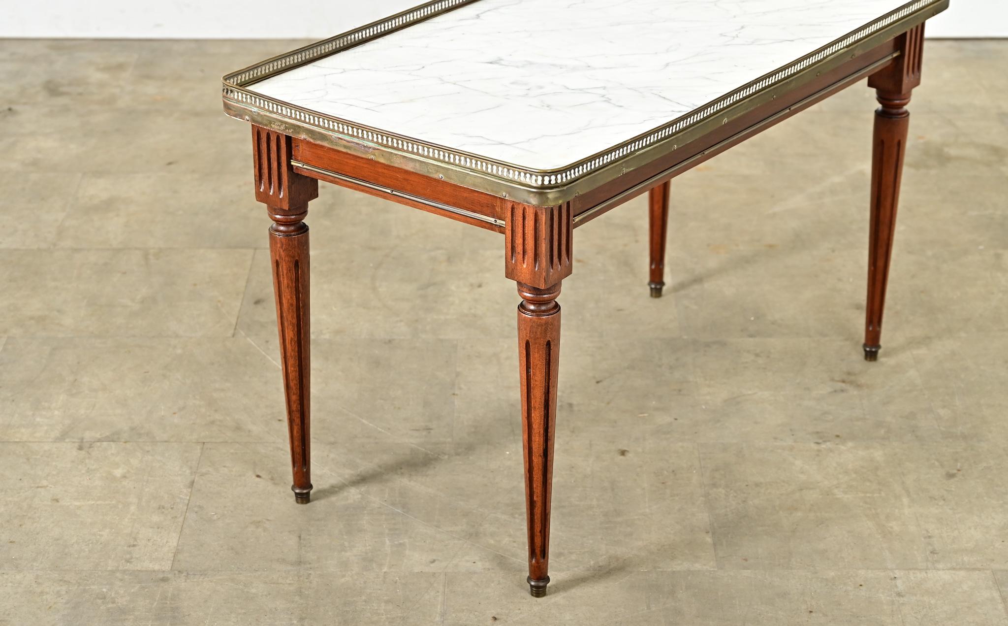 Table basse française du 20ème siècle de style Louis XVI Bon état - En vente à Baton Rouge, LA