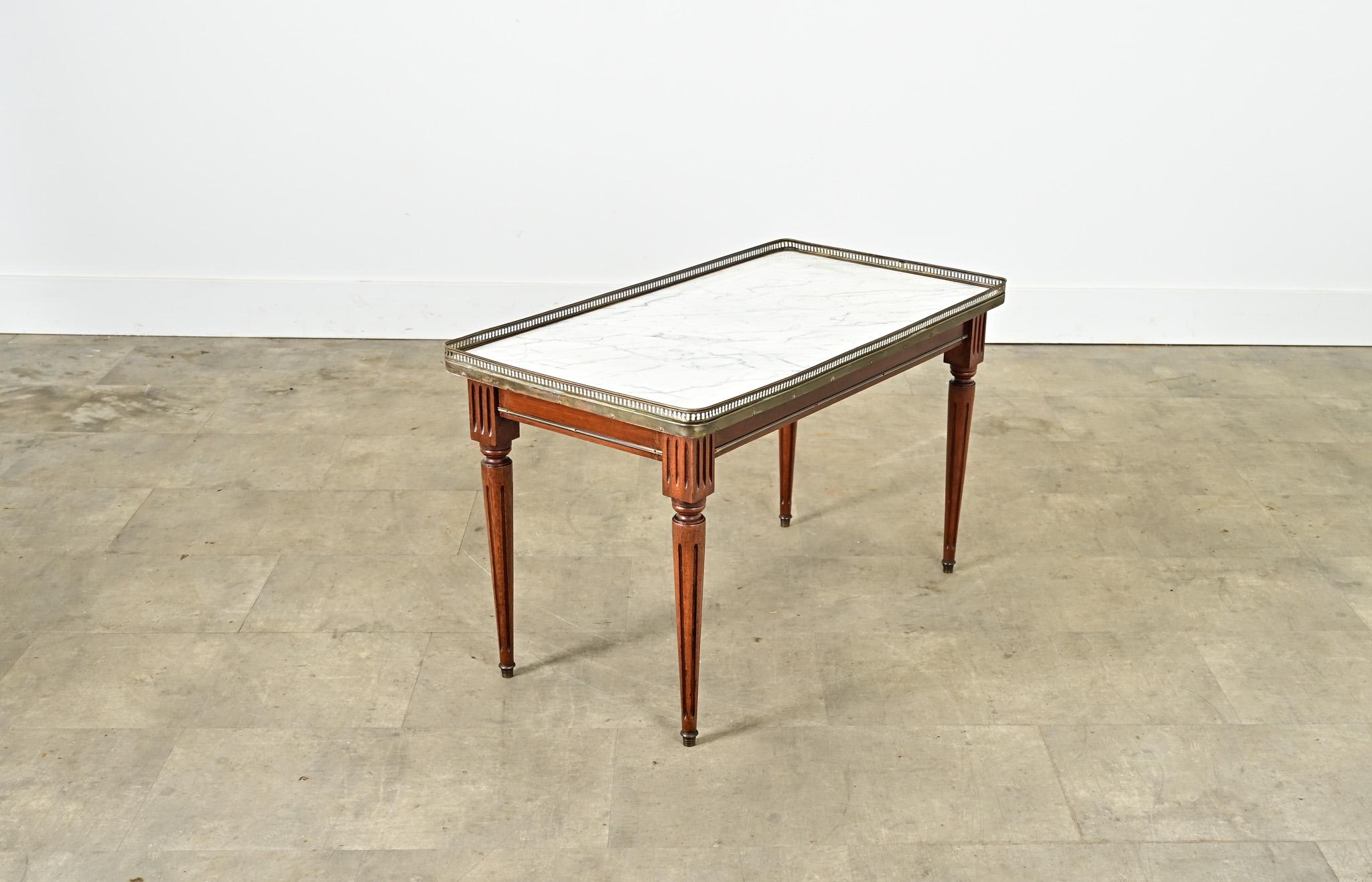 20ième siècle Table basse française du 20ème siècle de style Louis XVI en vente
