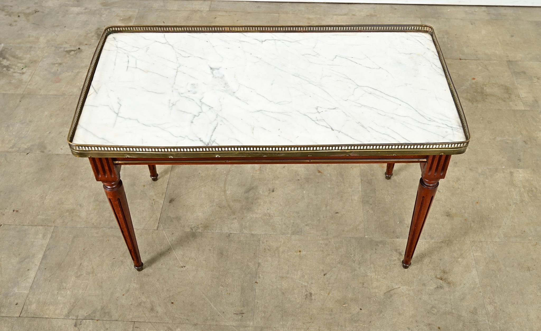 Laiton Table basse française du 20ème siècle de style Louis XVI en vente