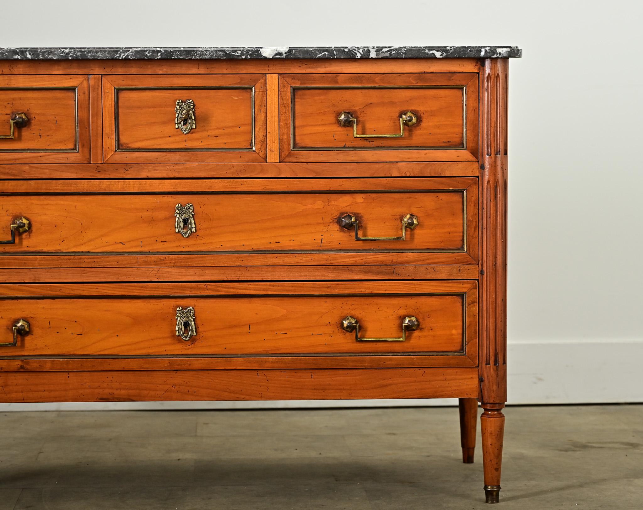 Intagliato Commode francese del XX secolo in stile Luigi XVI, in legno di frutto in vendita