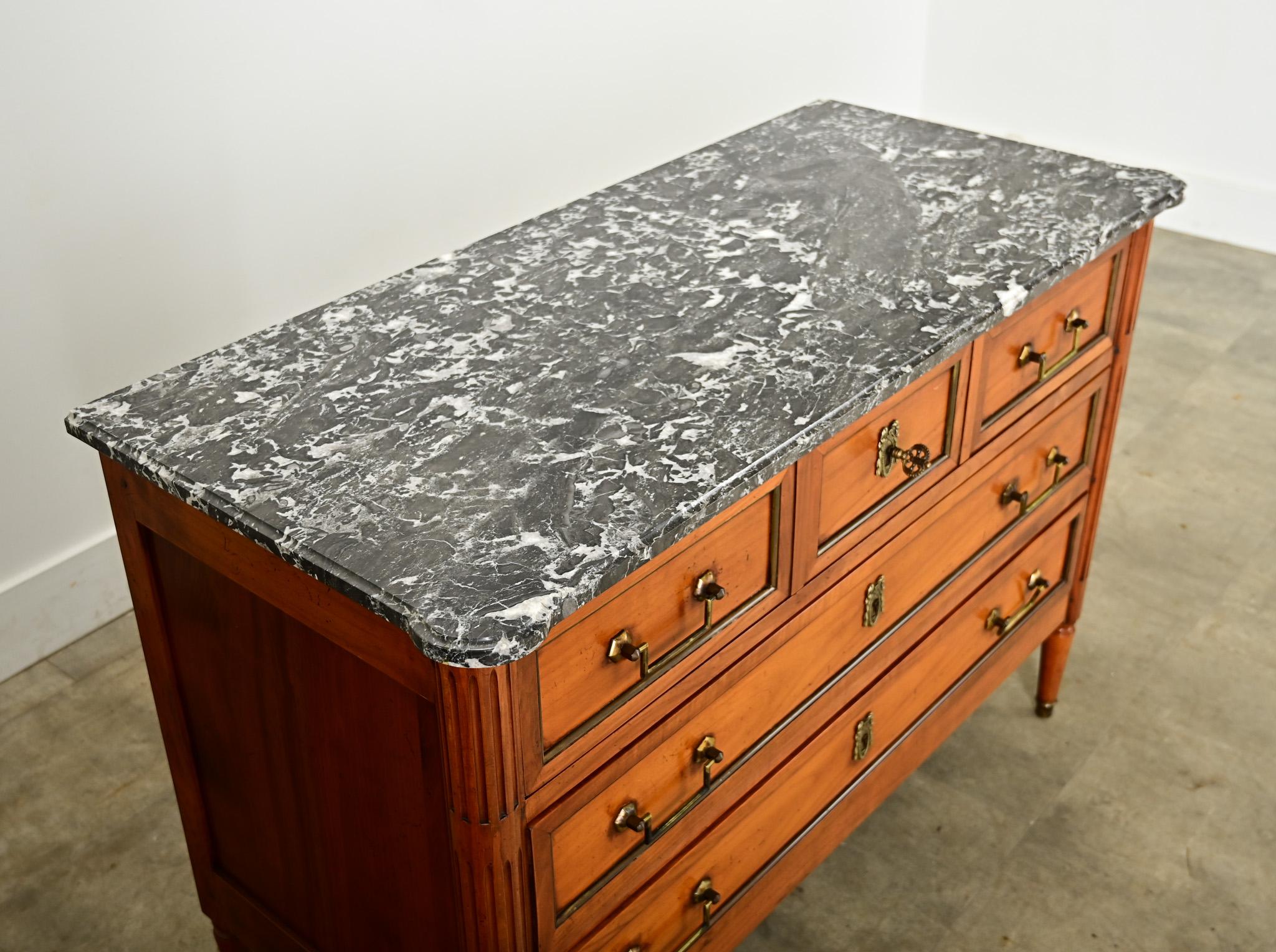 Commode francese del XX secolo in stile Luigi XVI, in legno di frutto In condizioni buone in vendita a Baton Rouge, LA