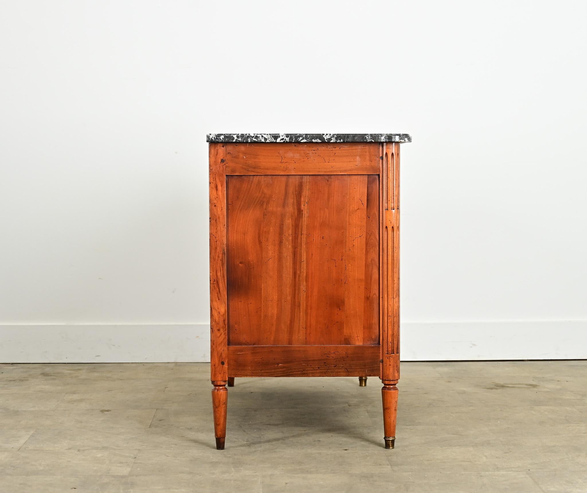 Ottone Commode francese del XX secolo in stile Luigi XVI, in legno di frutto in vendita